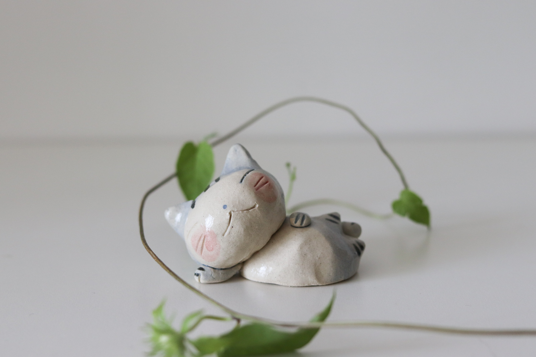 日本 舞陶館 手作 側躺藍色虎斑貓 陶瓷 擺飾