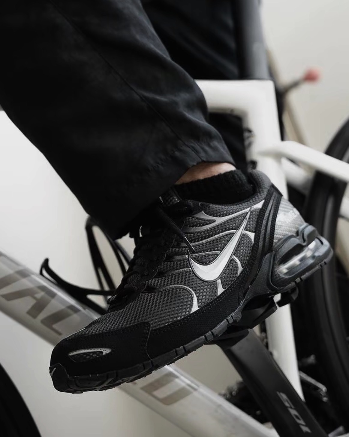 Nike Air Max Torch 4 氣墊 反光 慢跑鞋 運動鞋 黑銀