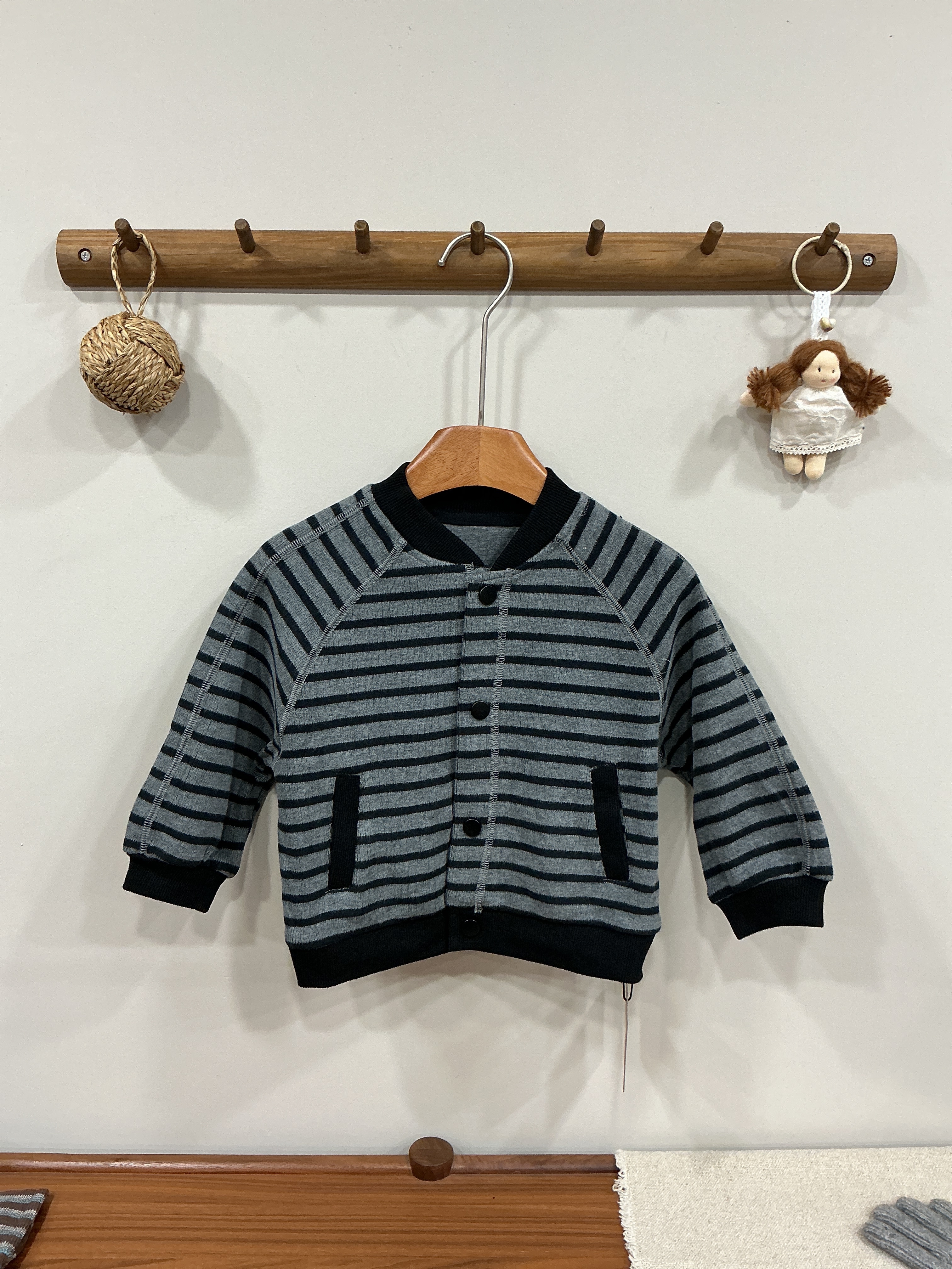 A03374外縫線條紋外套