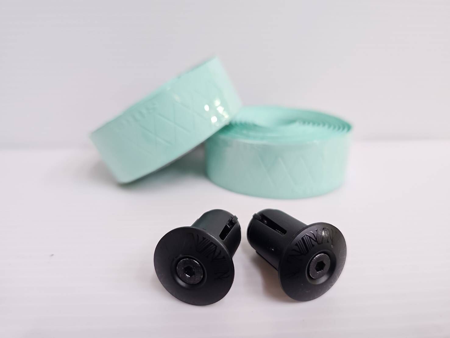 (1組優惠價) silic1 X紋路全矽膠手把帶 Bianchi 湖水綠 矽膠把帶 厚度:3.0mm 搭配 E款可鎖緊式尾塞+收尾膠帶
