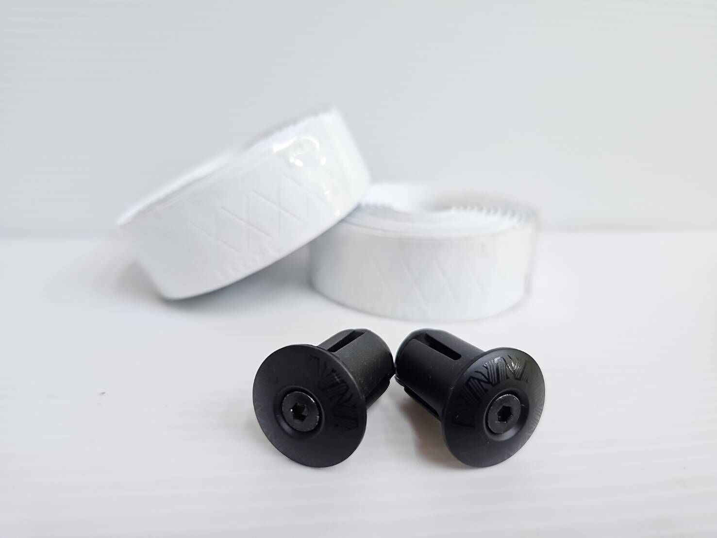 (2組優惠價) silic1 X紋路全矽膠手把帶 白色 矽膠把帶 厚度:3.0mm 搭配 E款可鎖緊式尾塞+收尾膠帶