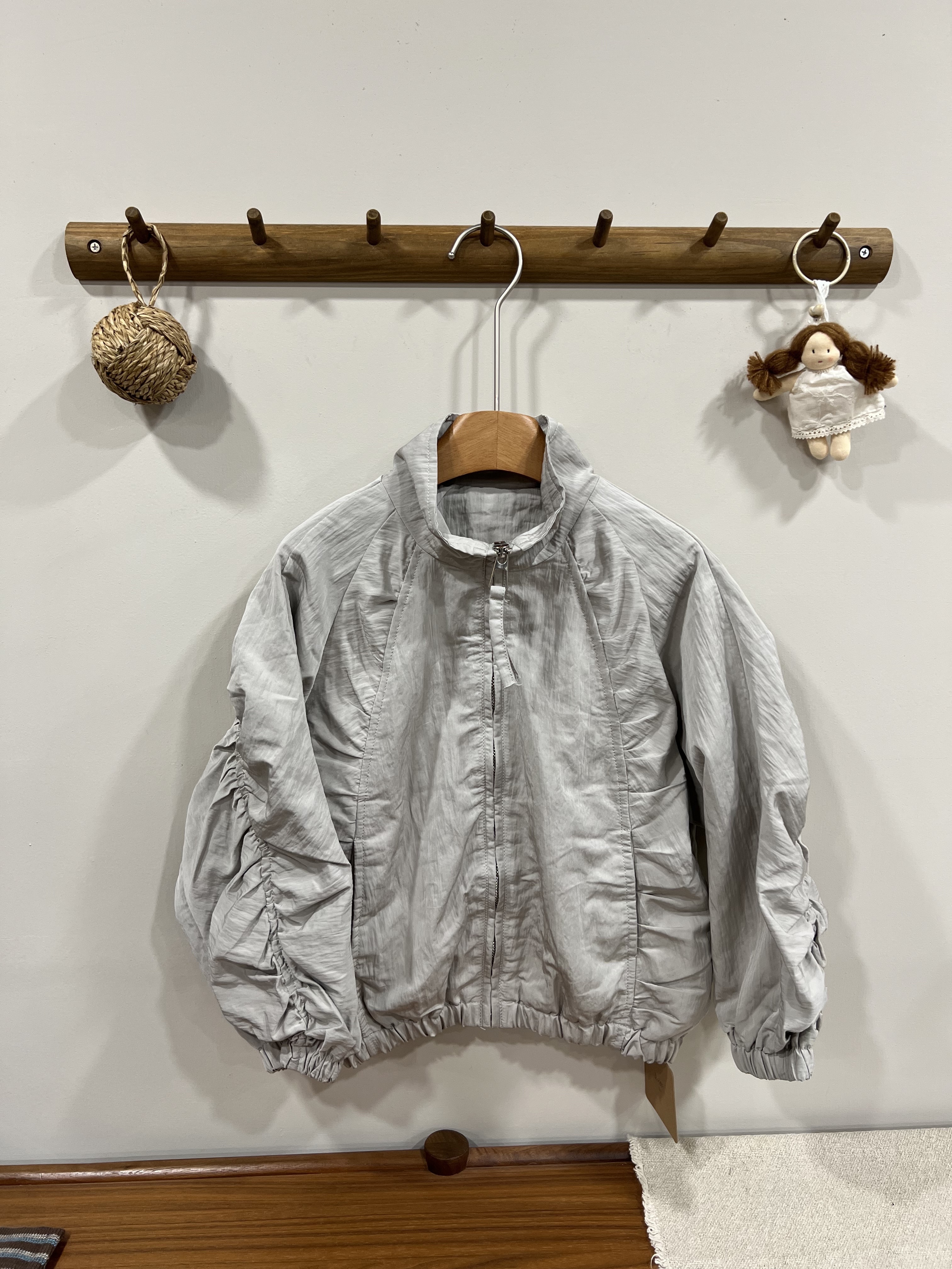 A03389手袖抓皺設計外套