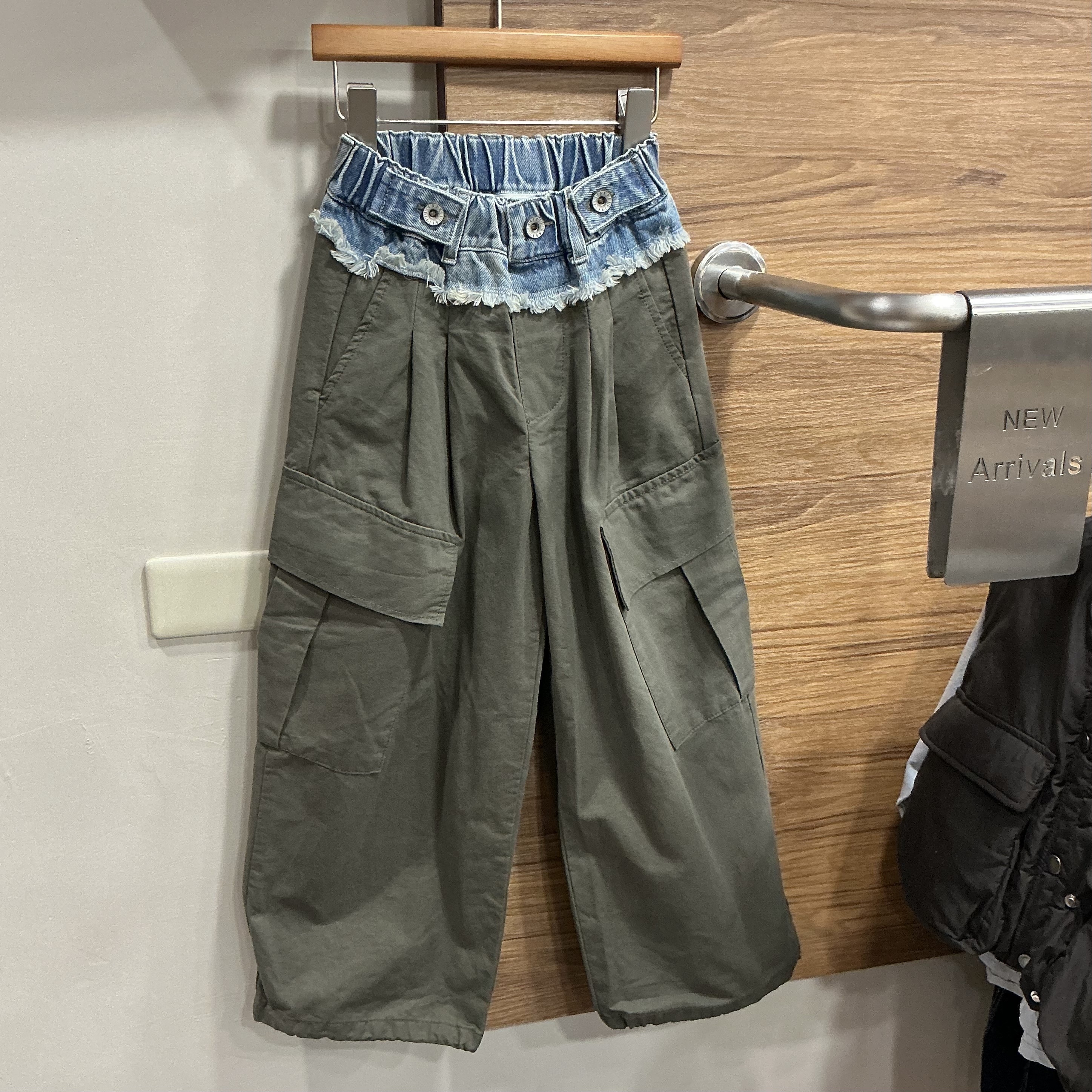 A03392牛仔拼接工裝褲