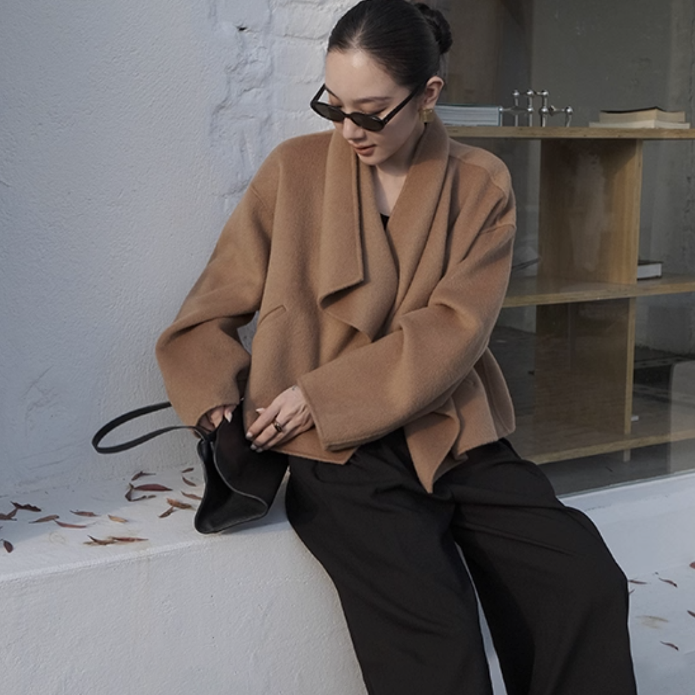 奶茶杏不規則領片造型短版羊毛大衣外套-S-L (Elegant & Love)