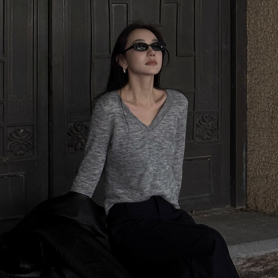 質感灰簡約V領長袖針織上衣-S-L (Elegant & Love)