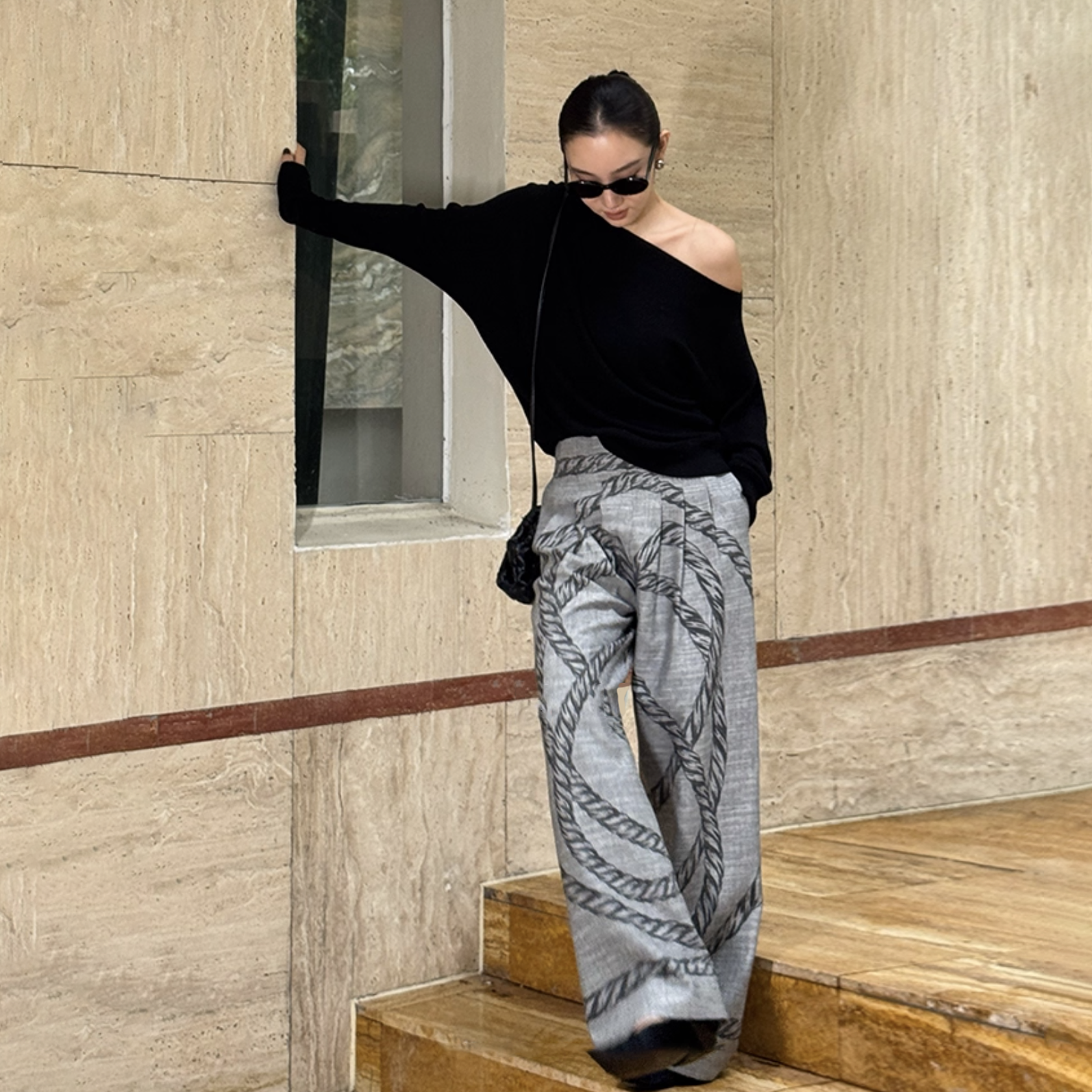 質感灰絲巾圖騰打褶落地彎刀褲-S-L (Elegant & Love)