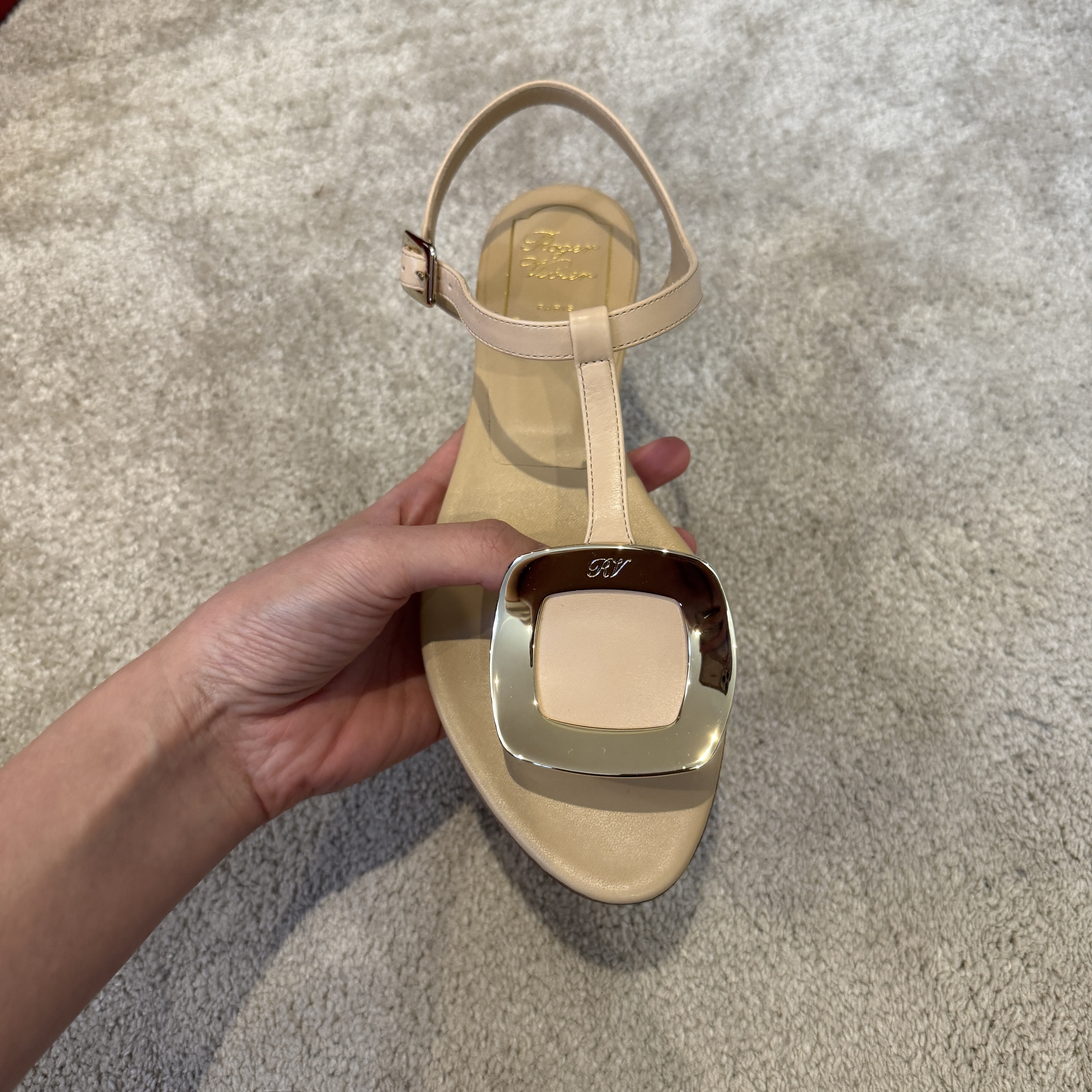 Roger Vivier RV thong chips sandals nude