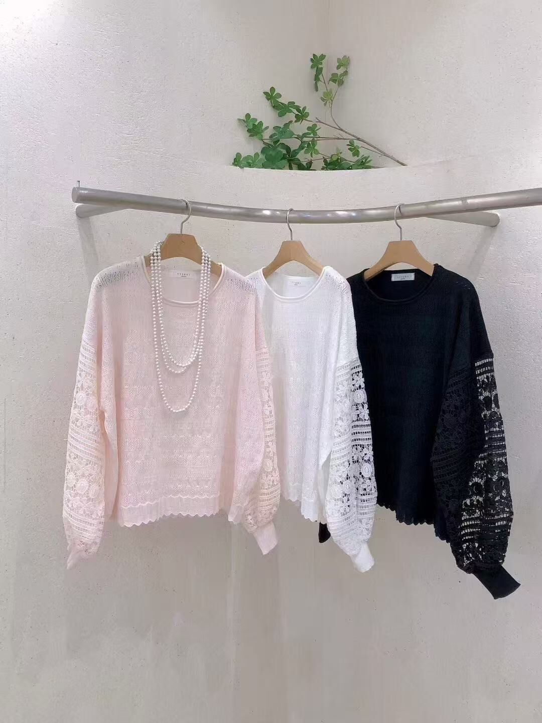 【現貨】鏤空蕾絲針織上衣｜浪漫微透氣質款