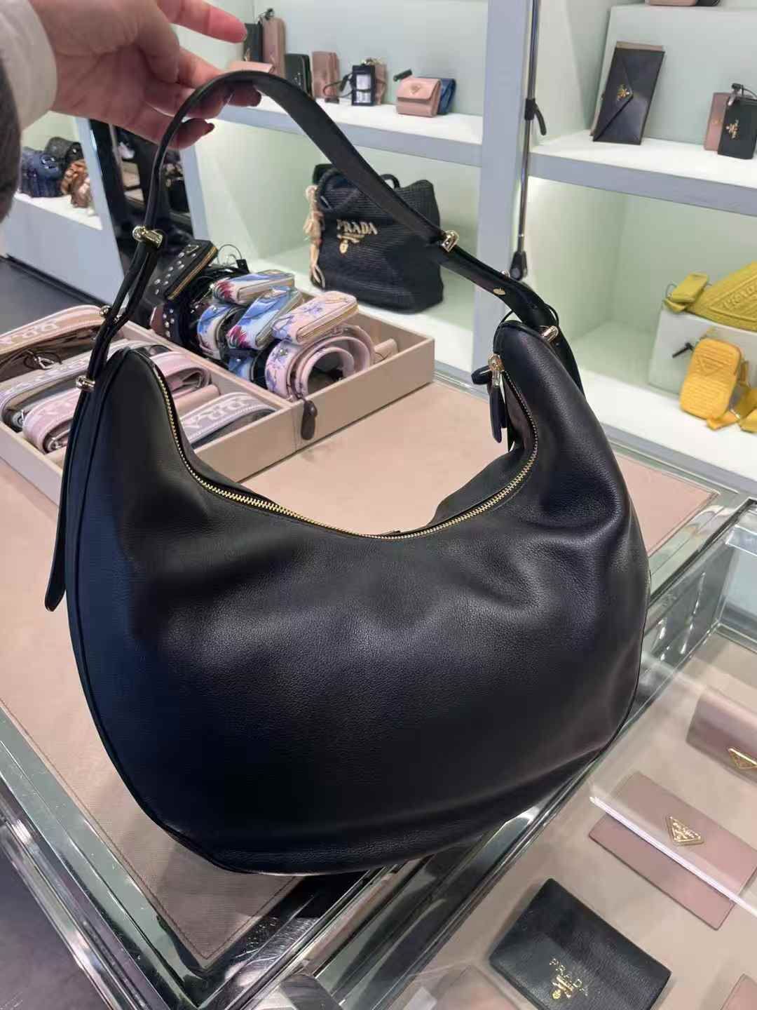 Outlet Prada Hobo Bag