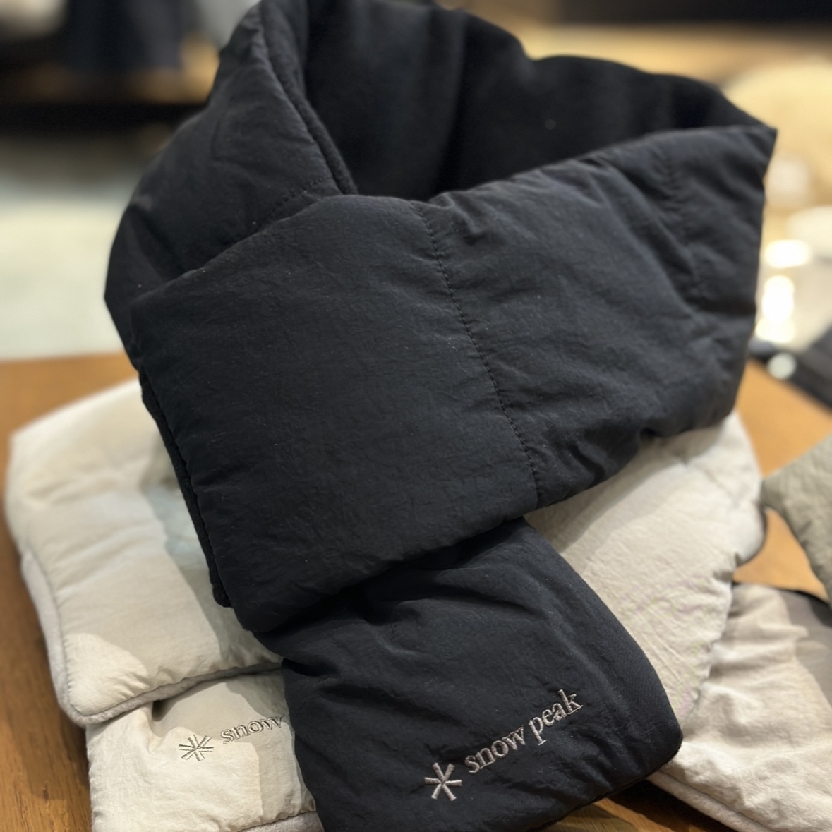 【現貨】snow peak Land Light Padding Muffler 刺繡logo 圍脖 圍巾 S25WUTWA12