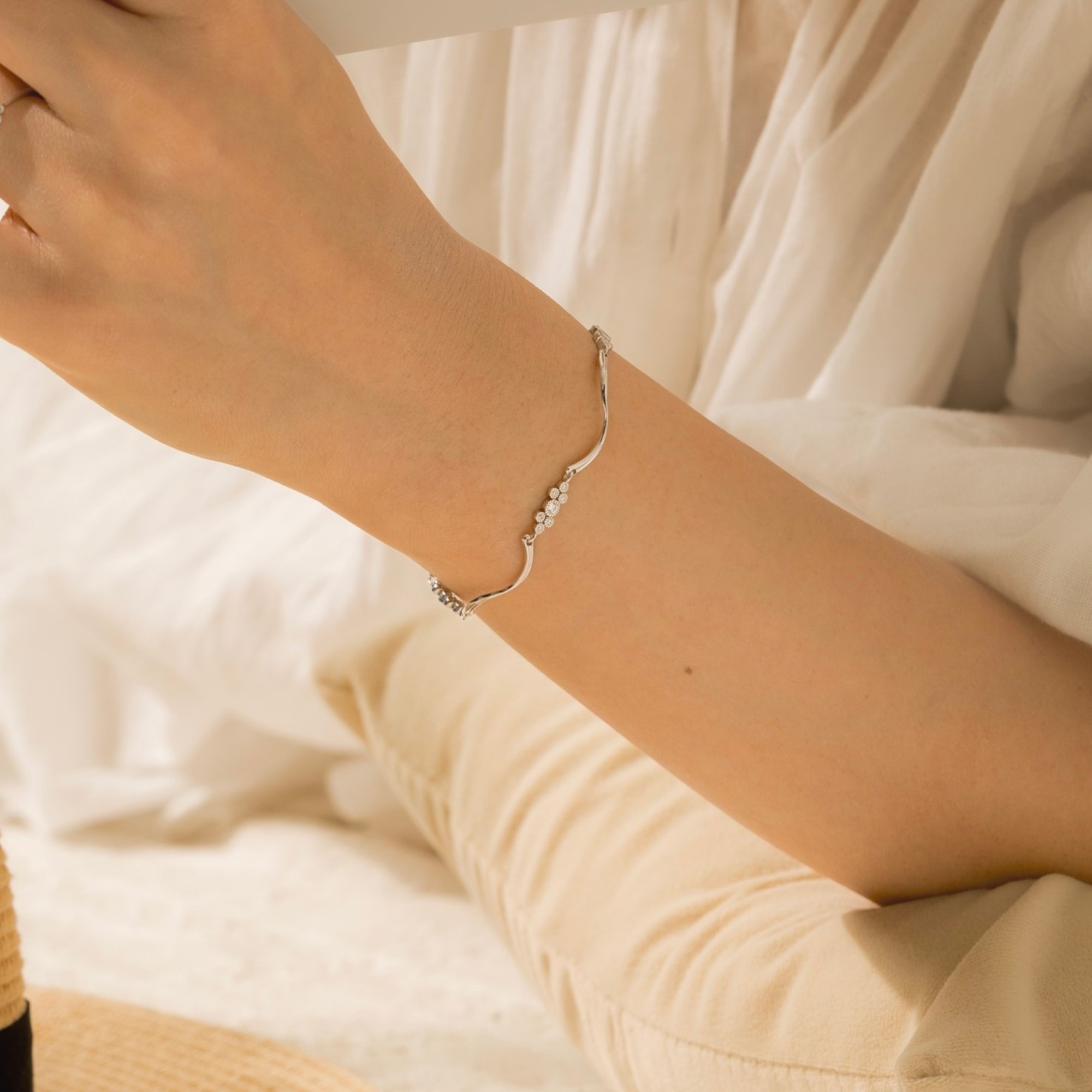 輕珠寶感的純銀手鍊，也是一款花朵手鍊