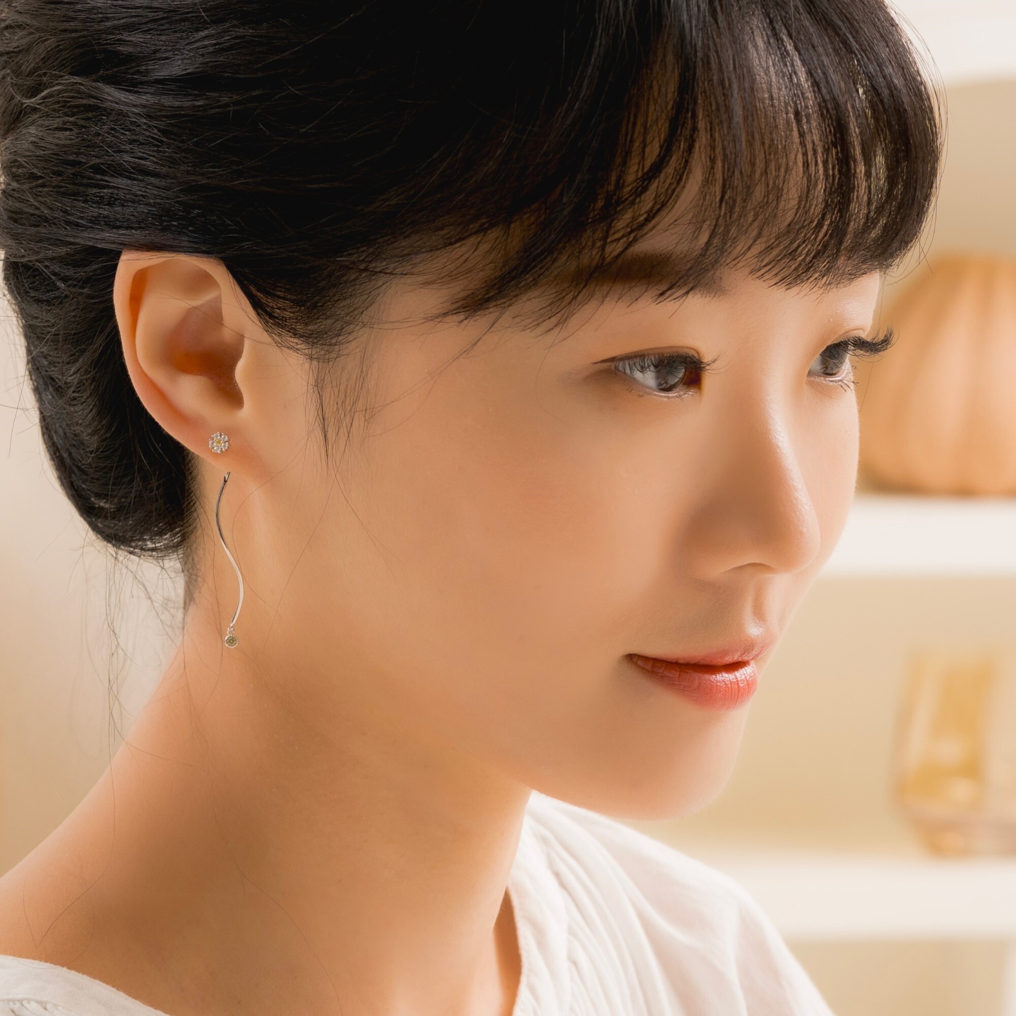 抗過敏純銀耳環，帶有垂墜的波浪線條，可修飾臉型