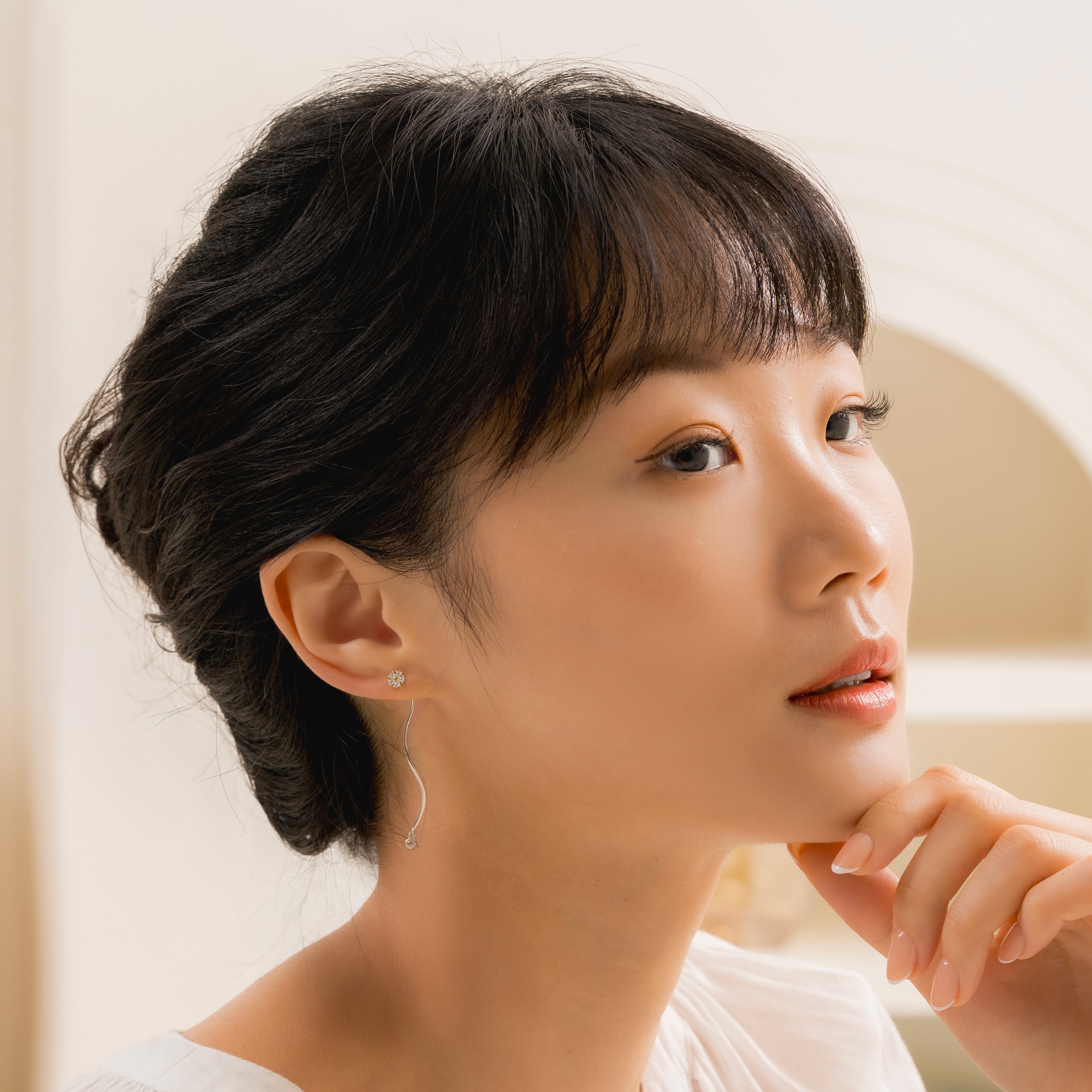 抗過敏純銀耳環，帶有垂墜的波浪線條，可修飾臉型