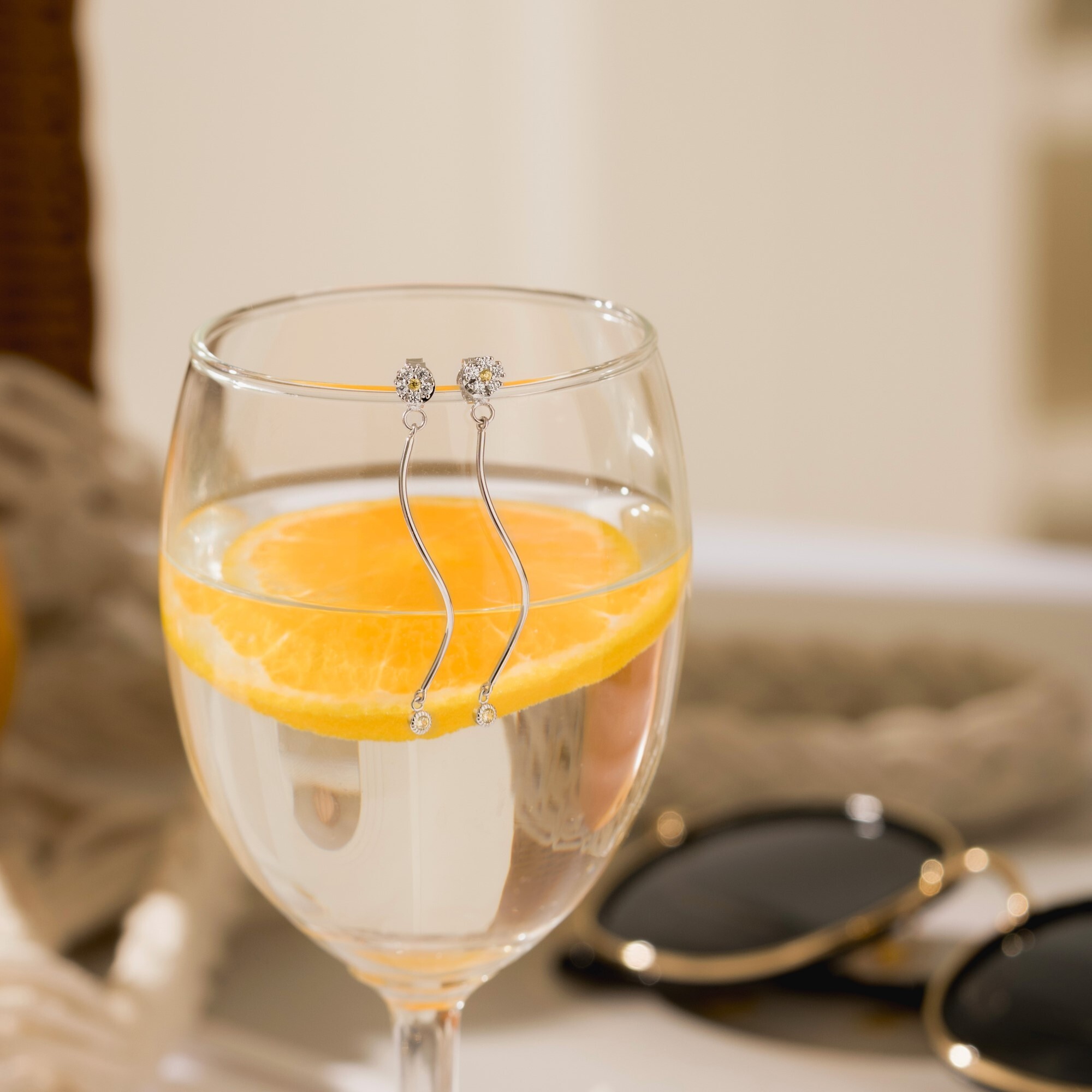 抗過敏純銀耳環，帶有垂墜的波浪線條，可修飾臉型