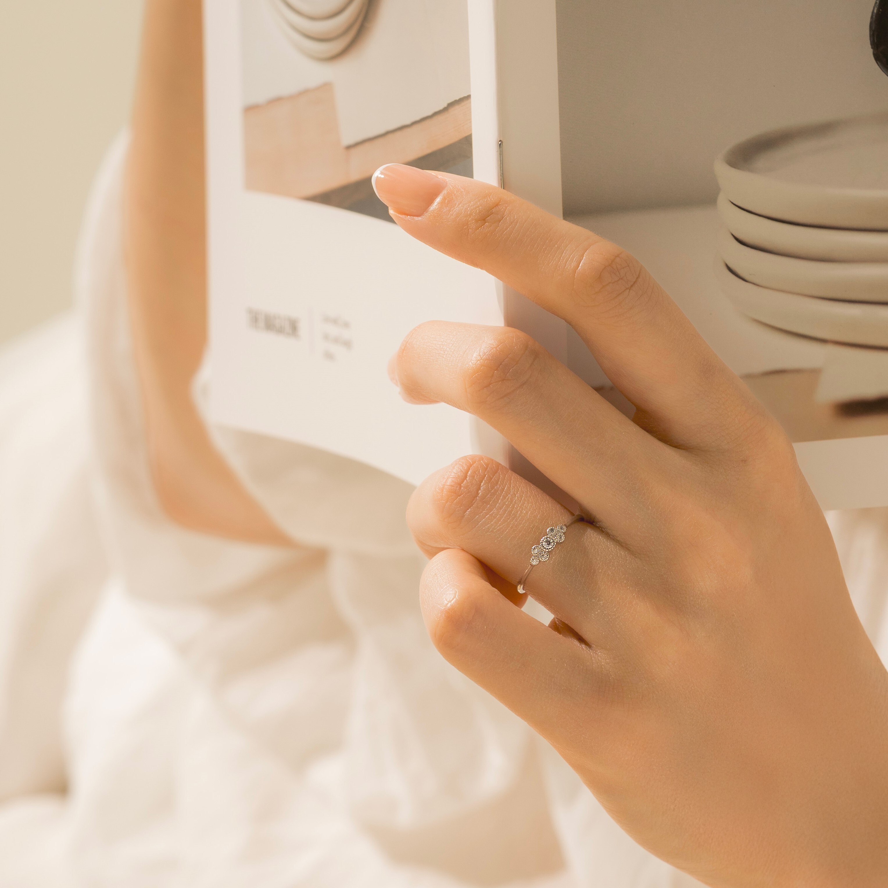 925純銀戒指，同時具備花朵、雲朵設計的輕珠寶細版戒指