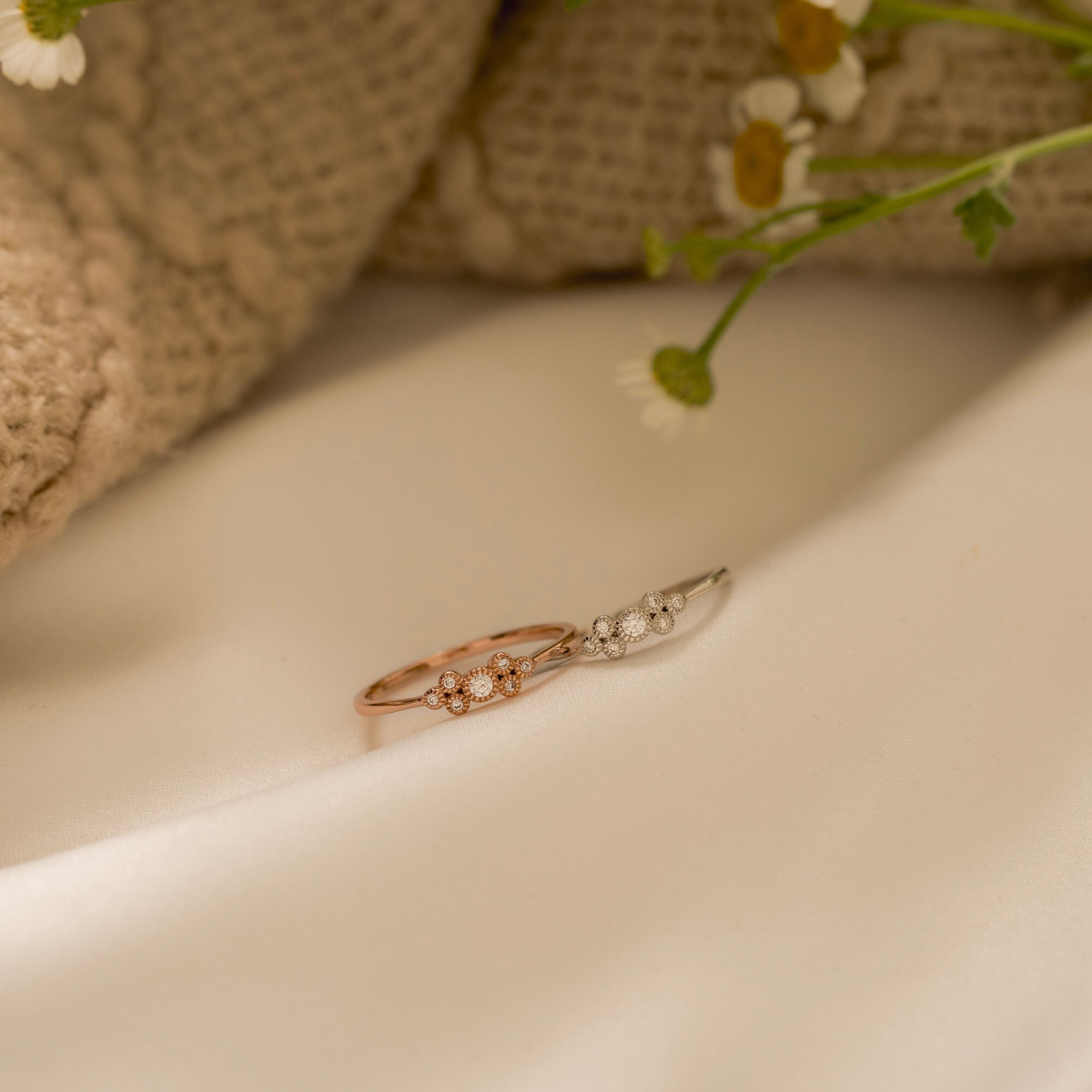 925純銀戒指，同時具備花朵、雲朵設計的輕珠寶細版戒指