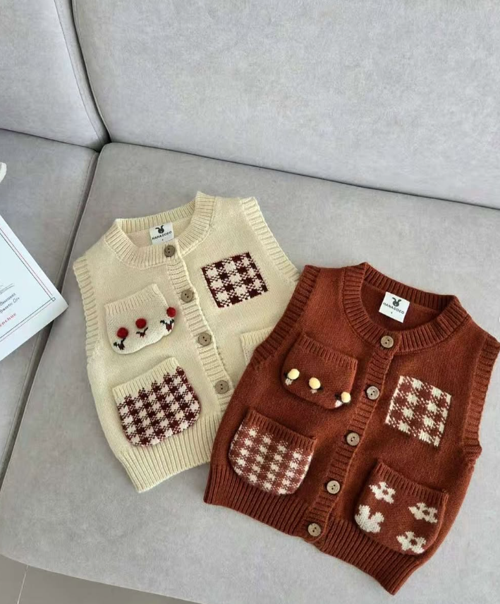 HCB10T017RD  磚紅可愛圖鑑針織排扣背心