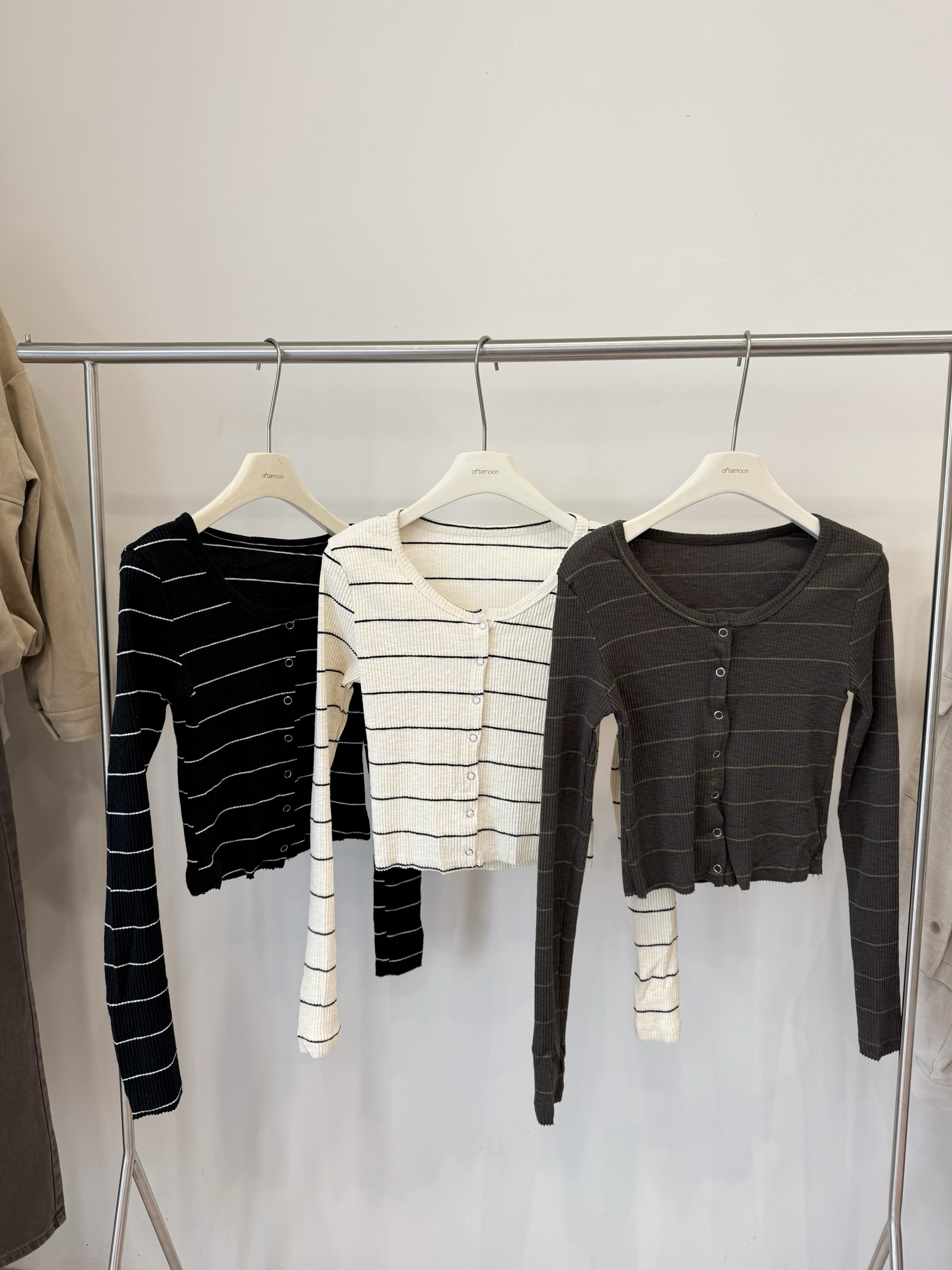 955 短版排釦條紋針織上衣