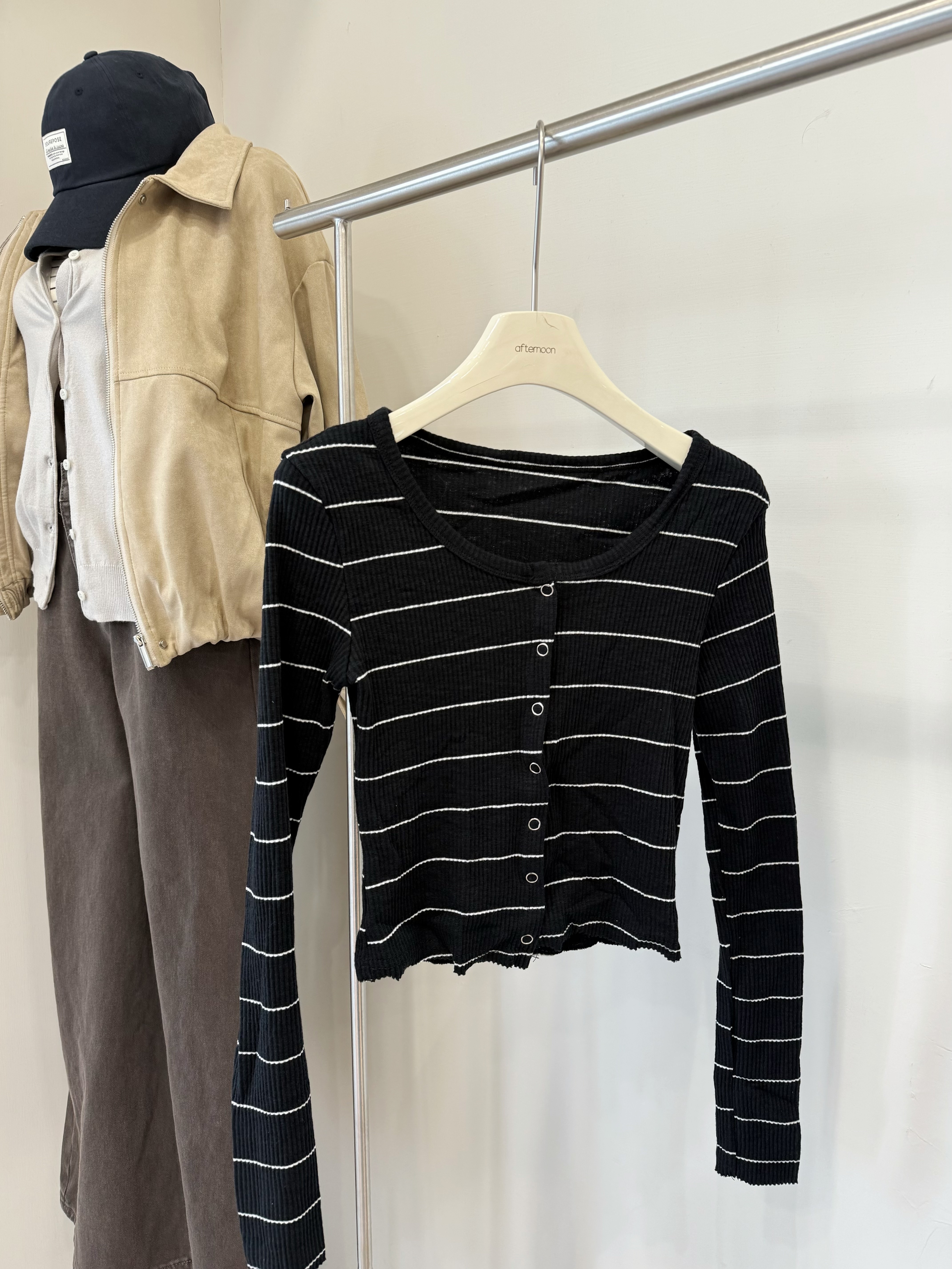 955 短版排釦條紋針織上衣