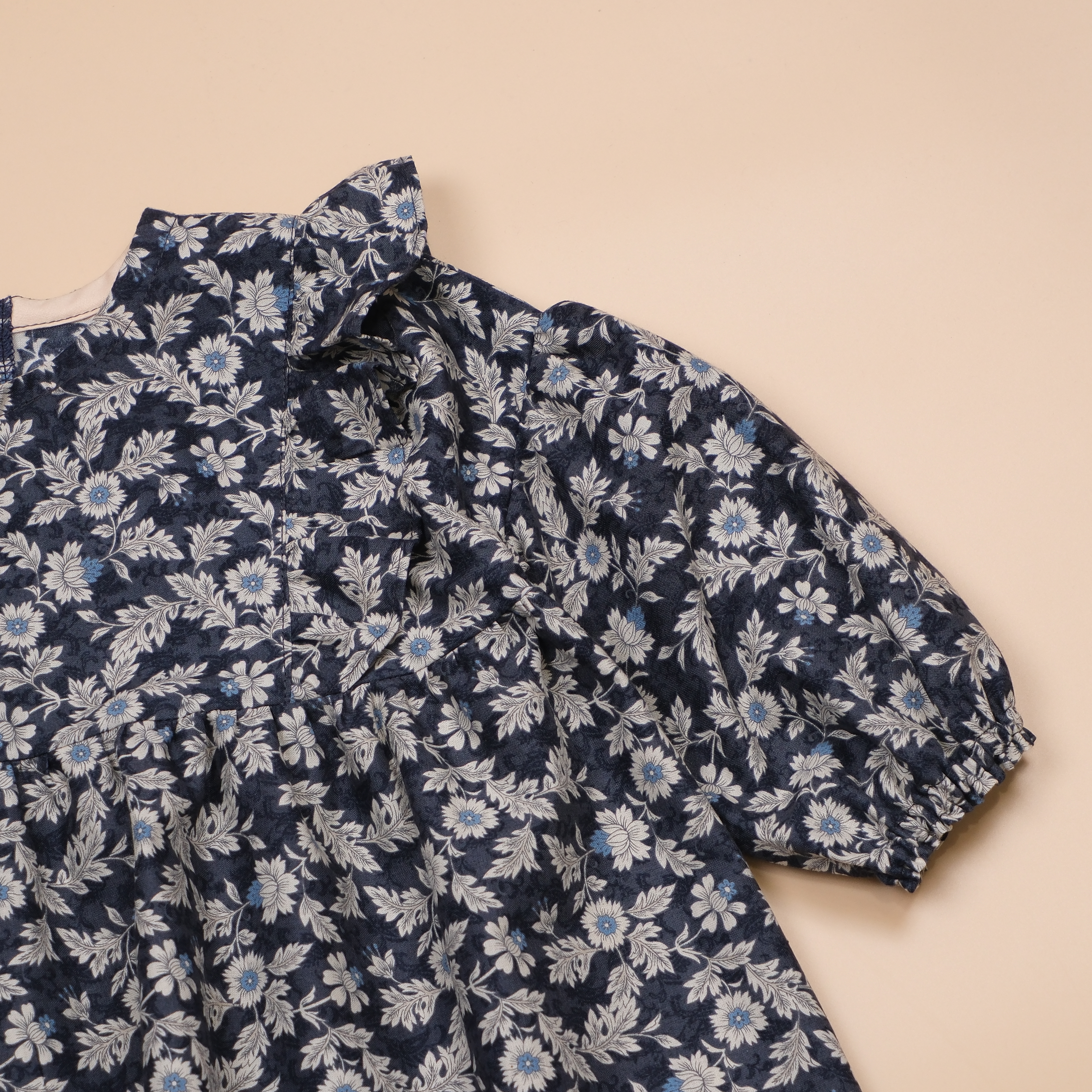 ⁕⃰ 花庭吟藍 ⁕⃰ 立體荷葉肩長袖洋裝