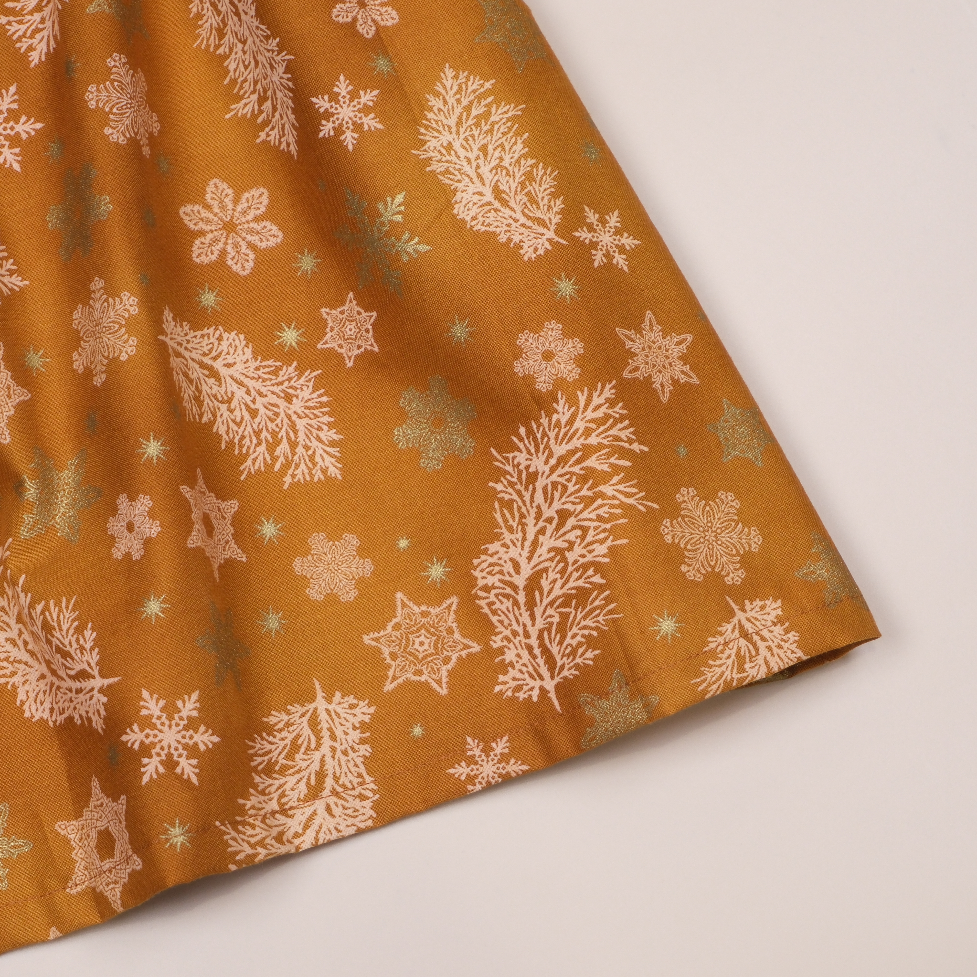 ⁂ 金葉森語 ⁂ V 型荷葉邊設計｜手作女童長袖洋裝