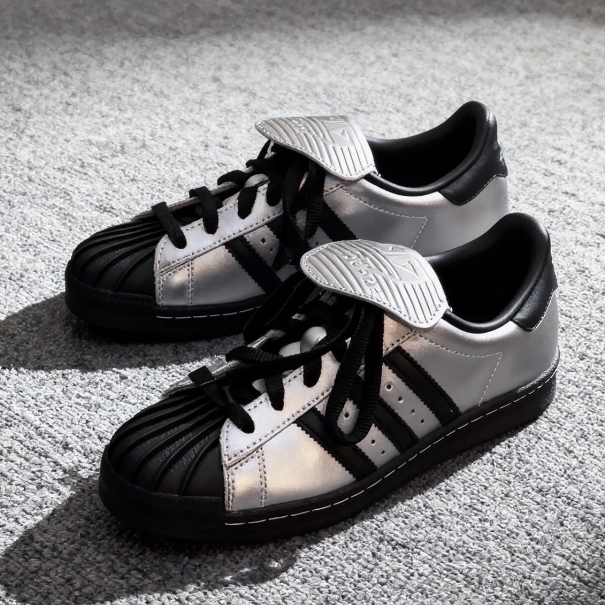 ADIDAS ORIGINALS SUPERSTAR 液態銀 Y2K 翻蓋鞋舌 貝殼鞋 愛迪達 JH5669