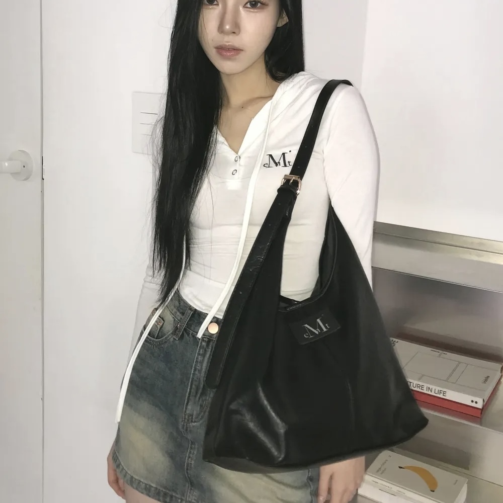 MUCENT 彎月型 皮革肩背包 斜背包 全黑 包包 亮面