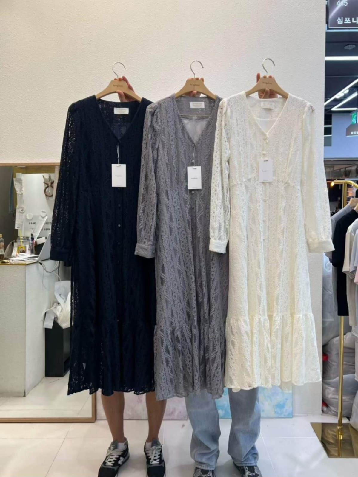 SY5106 花紋刺繡蕾絲V領排扣連身裙