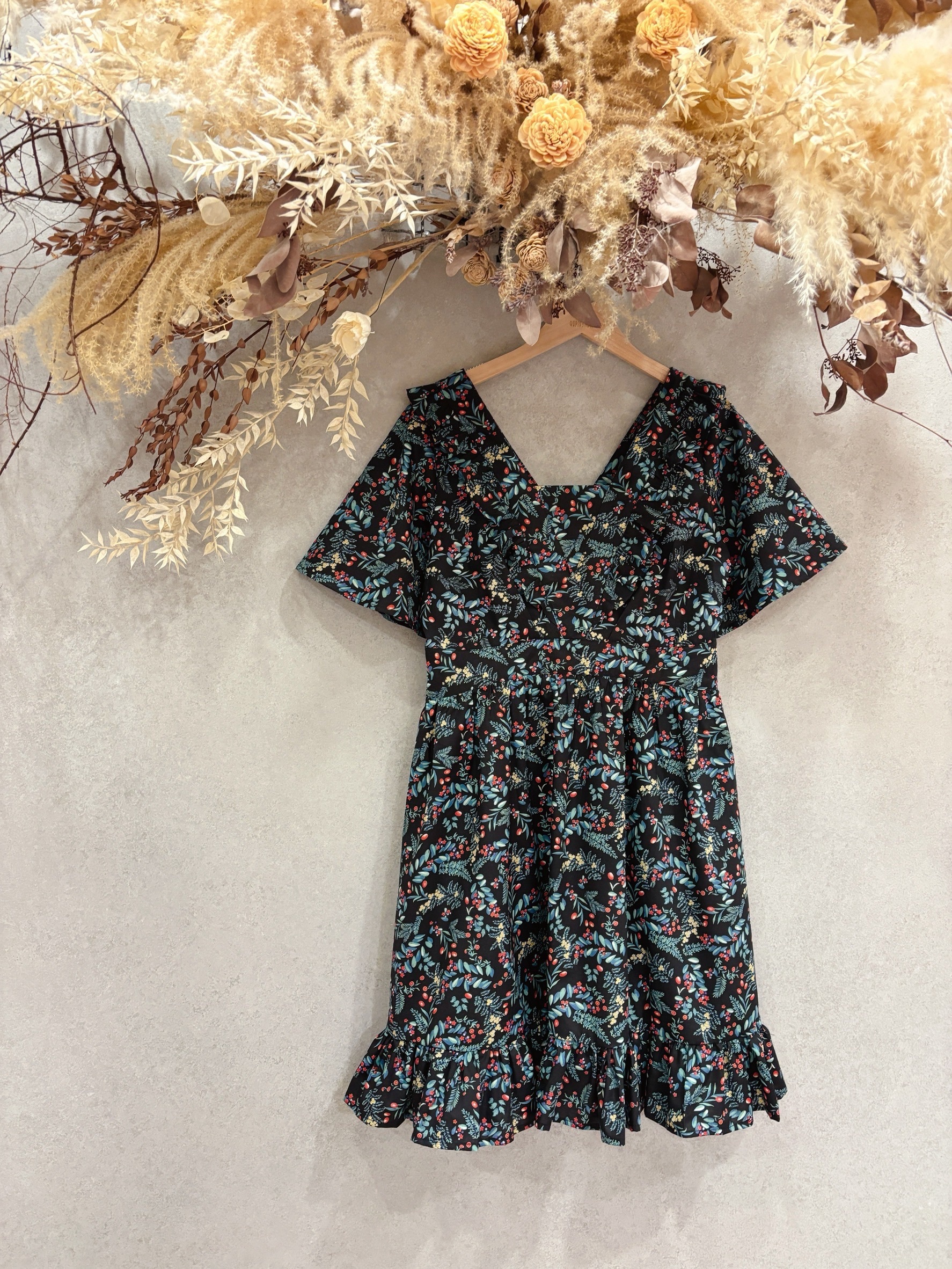 黑底神秘果 甜心短袖短洋裝（M）