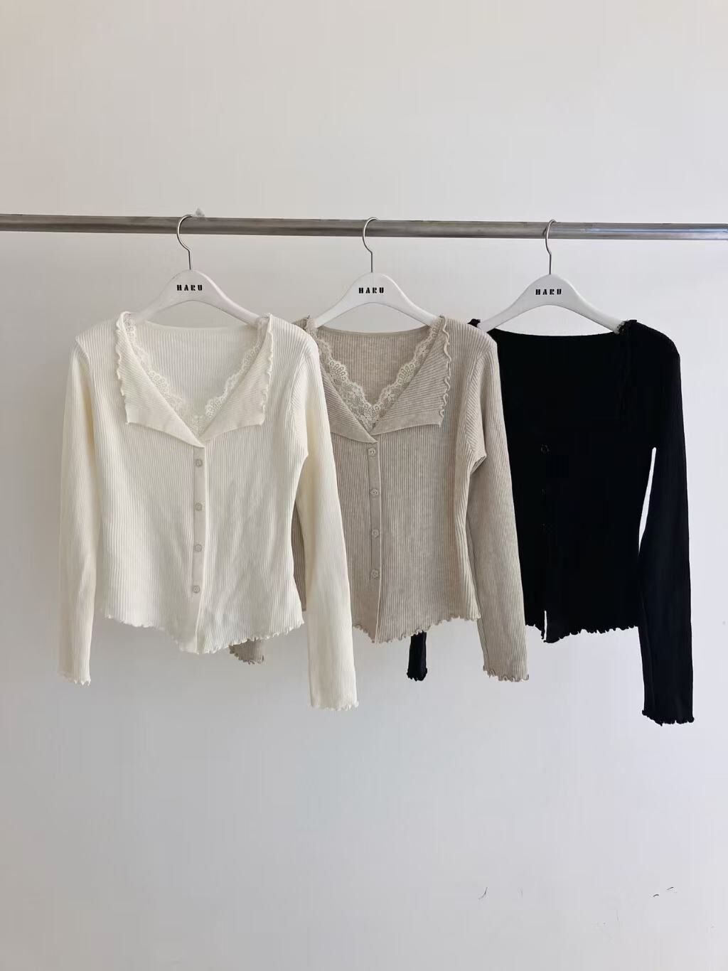 HU5107 木耳邊蕾絲拼邊排扣上衣