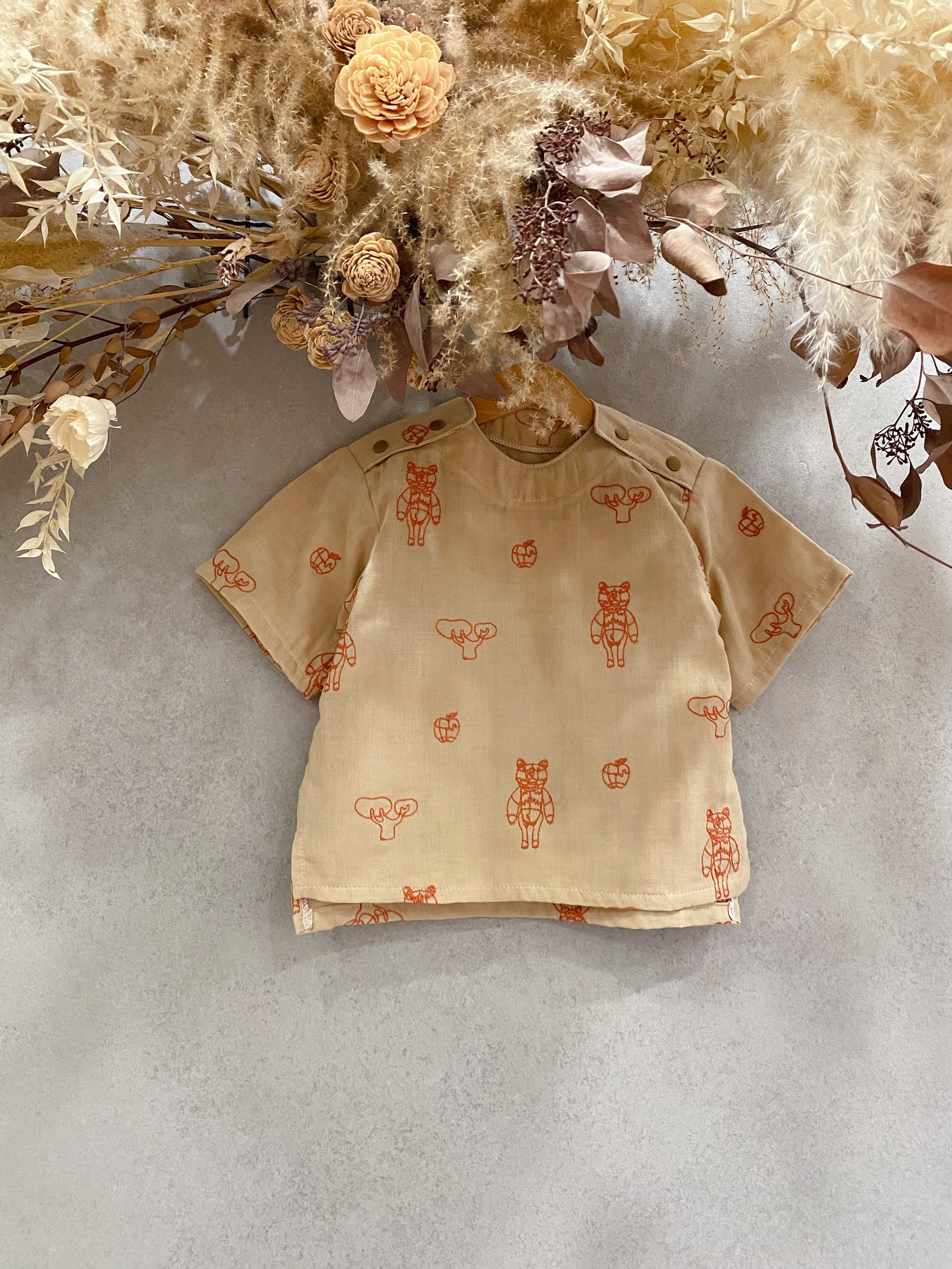 米刺繡熊 雙肩釦短袖上衣（110）