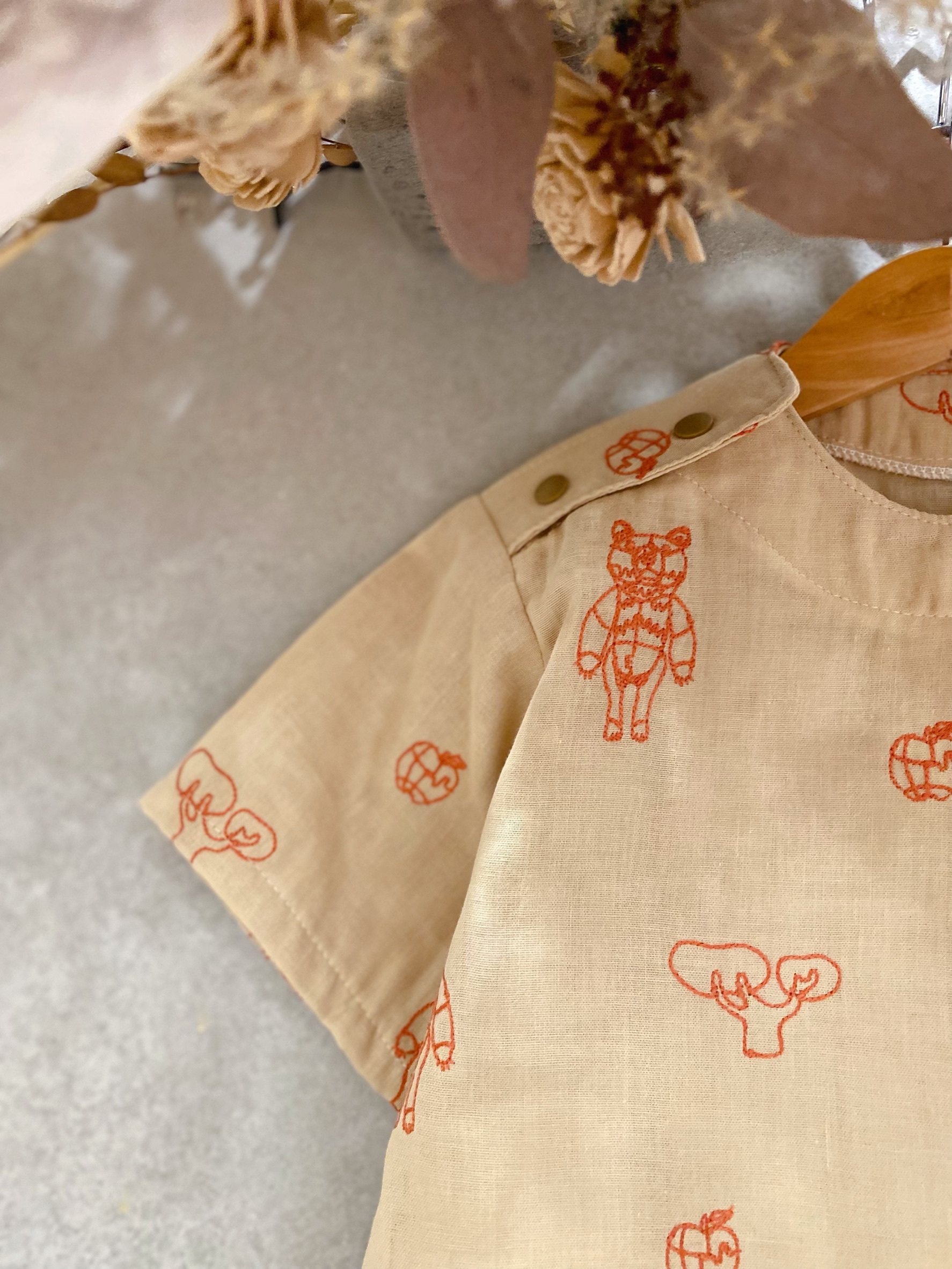 米刺繡熊 雙肩釦短袖上衣（110）