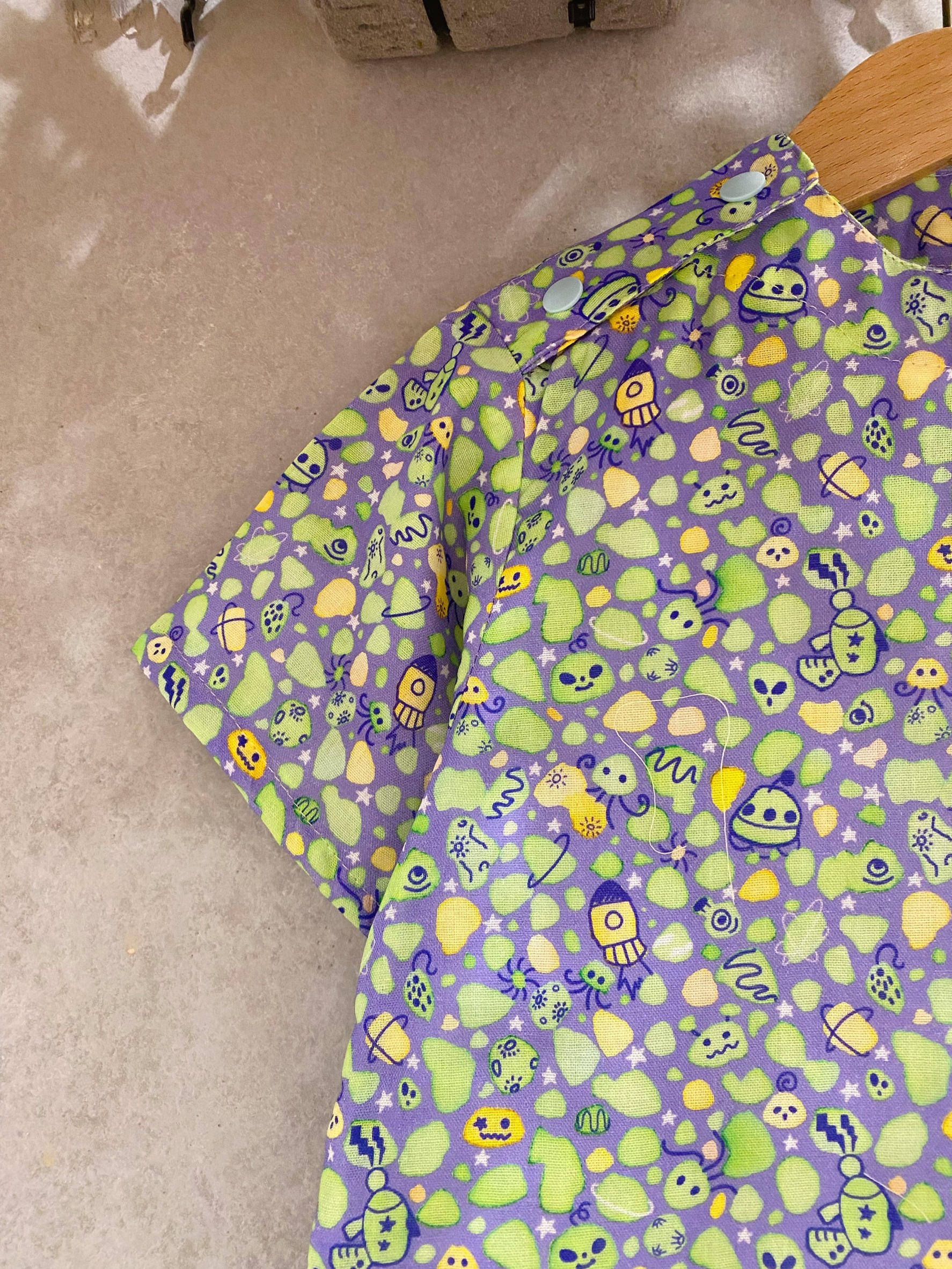 外星人 雙肩釦短袖上衣（100）