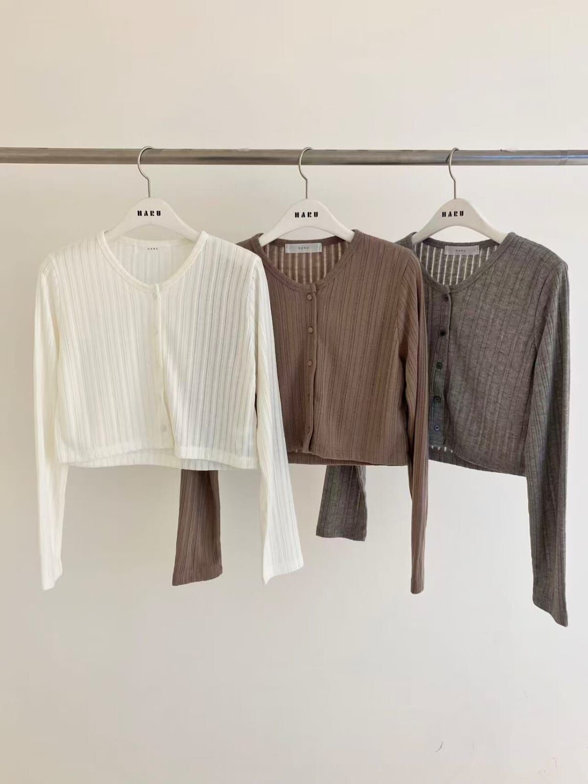 HU5120 暗坑紋織紋短版上衣（優惠碼不適用）