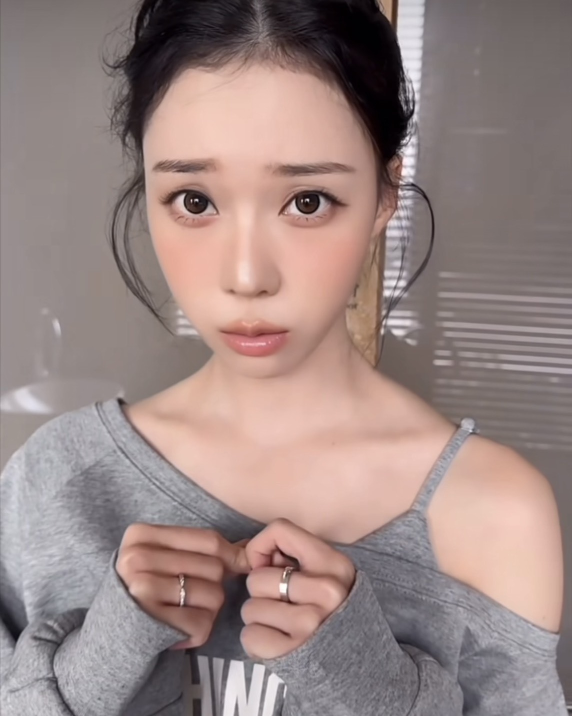 金冬天同款 韓國 Calliti 斜肩 寬鬆 版型 字母 單肩 吊帶 大學T 4色