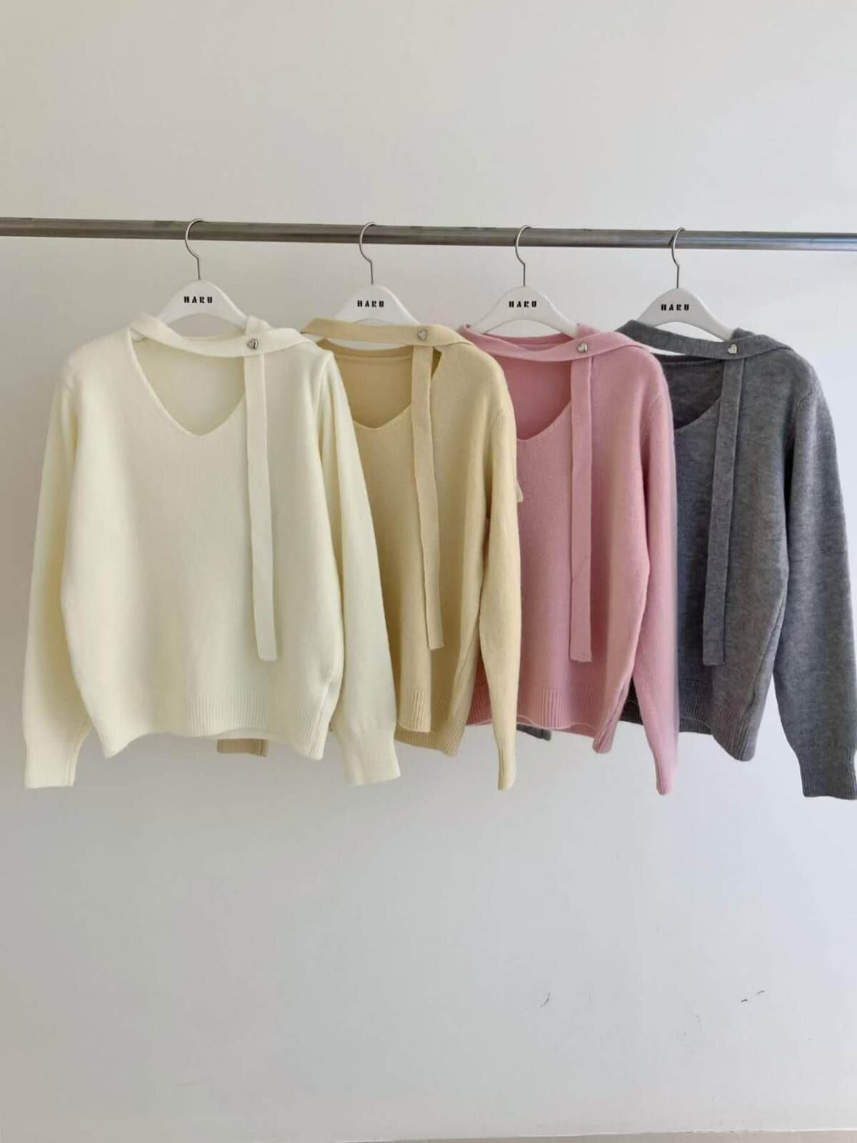 HU5129 心心扣綁帶V領針織紋上衣