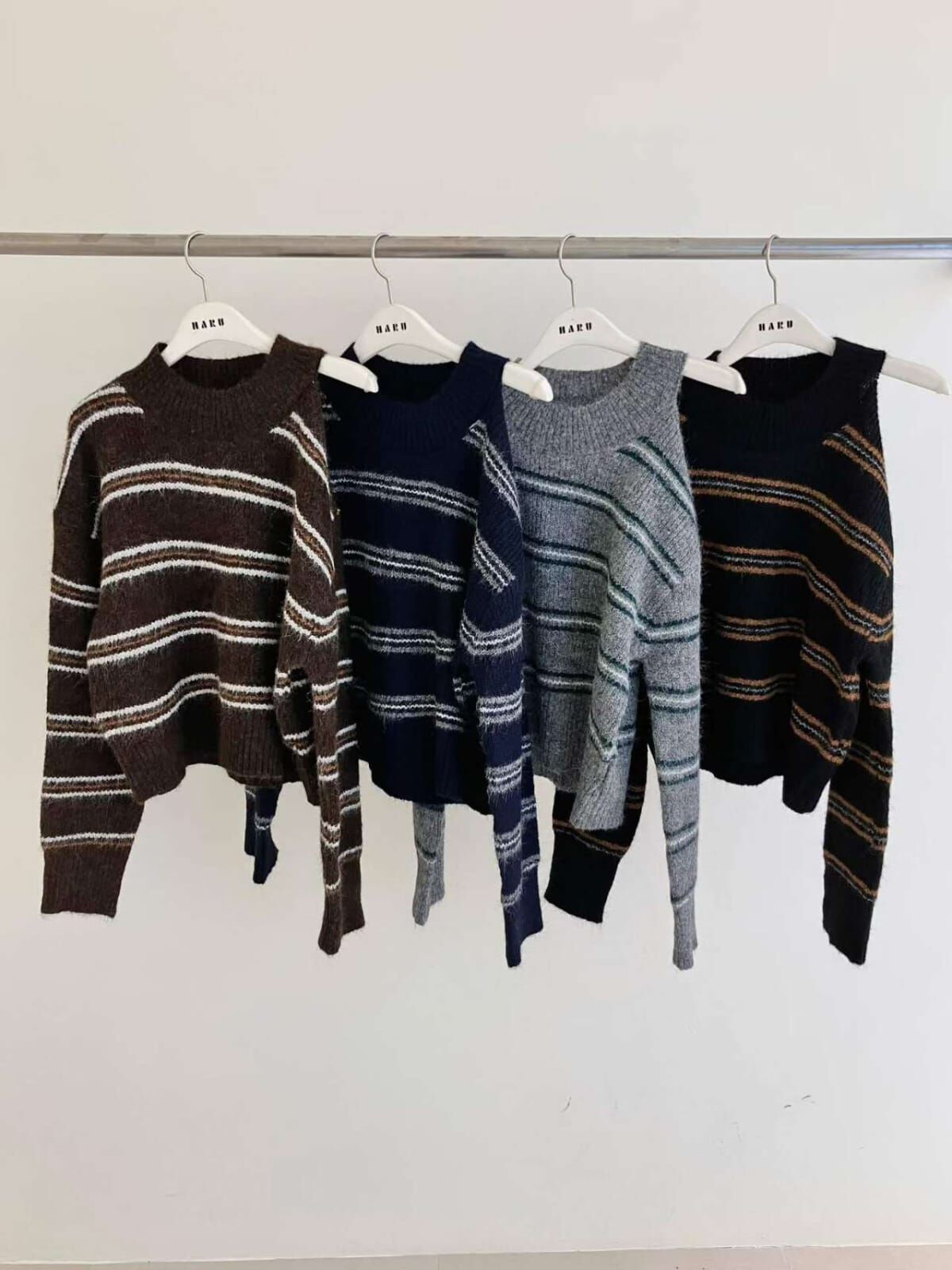 HU5131 單邊露肩間條針織上衣