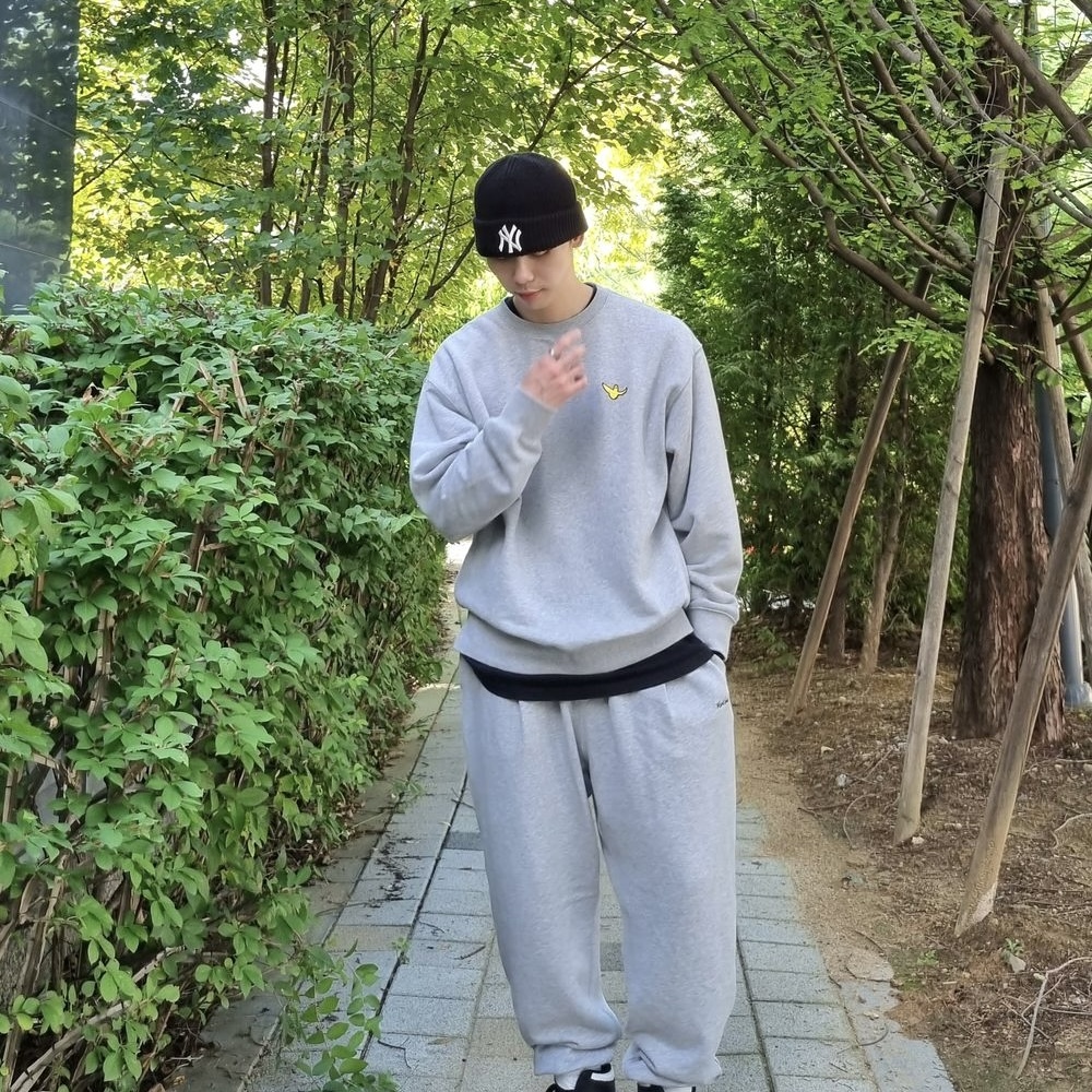 WHAT IT ISN'T 經典大學T 長袖 上衣 秋冬服飾