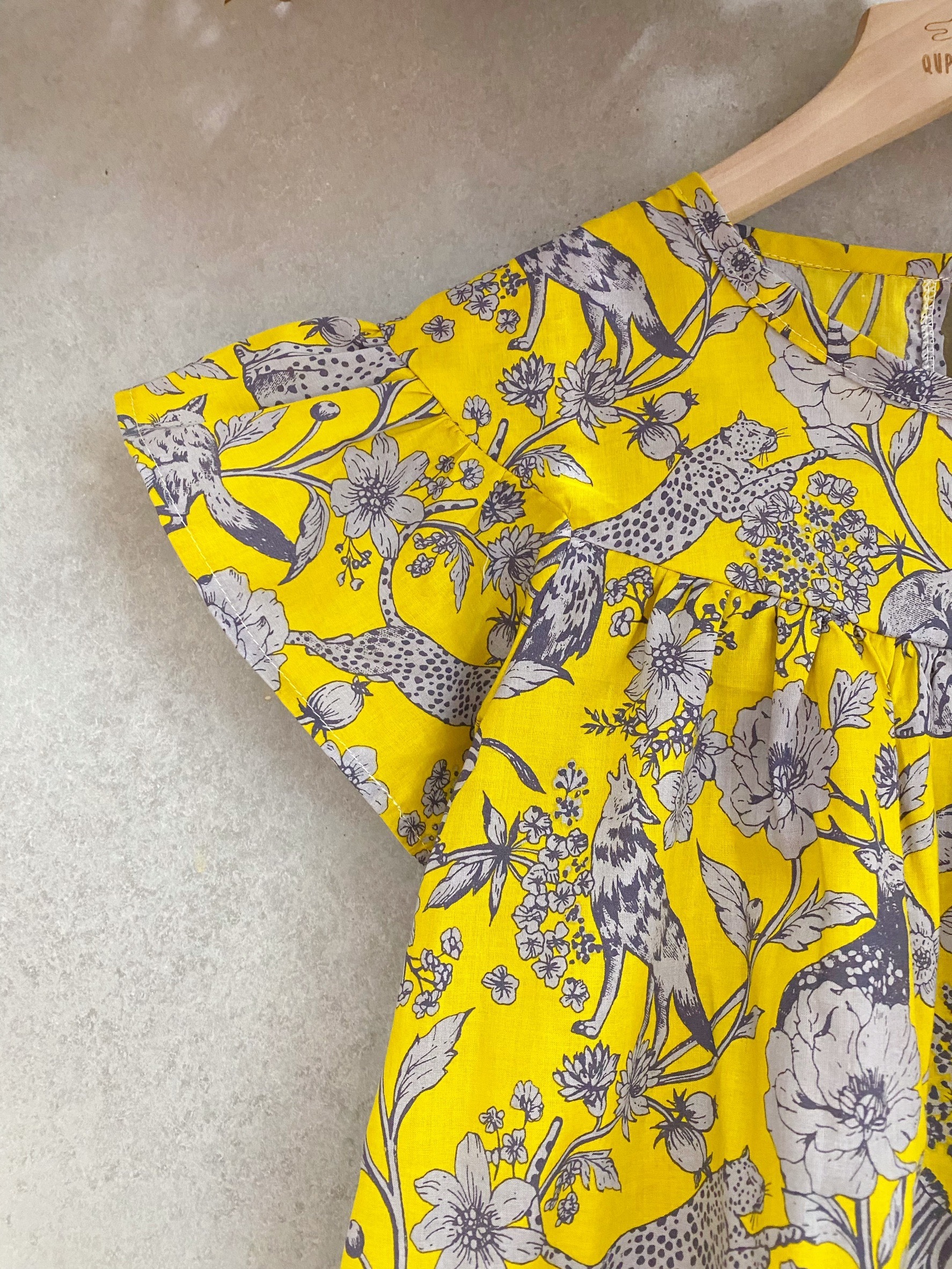 黃底古家叢林動物 蝴蝶洋裝（120）