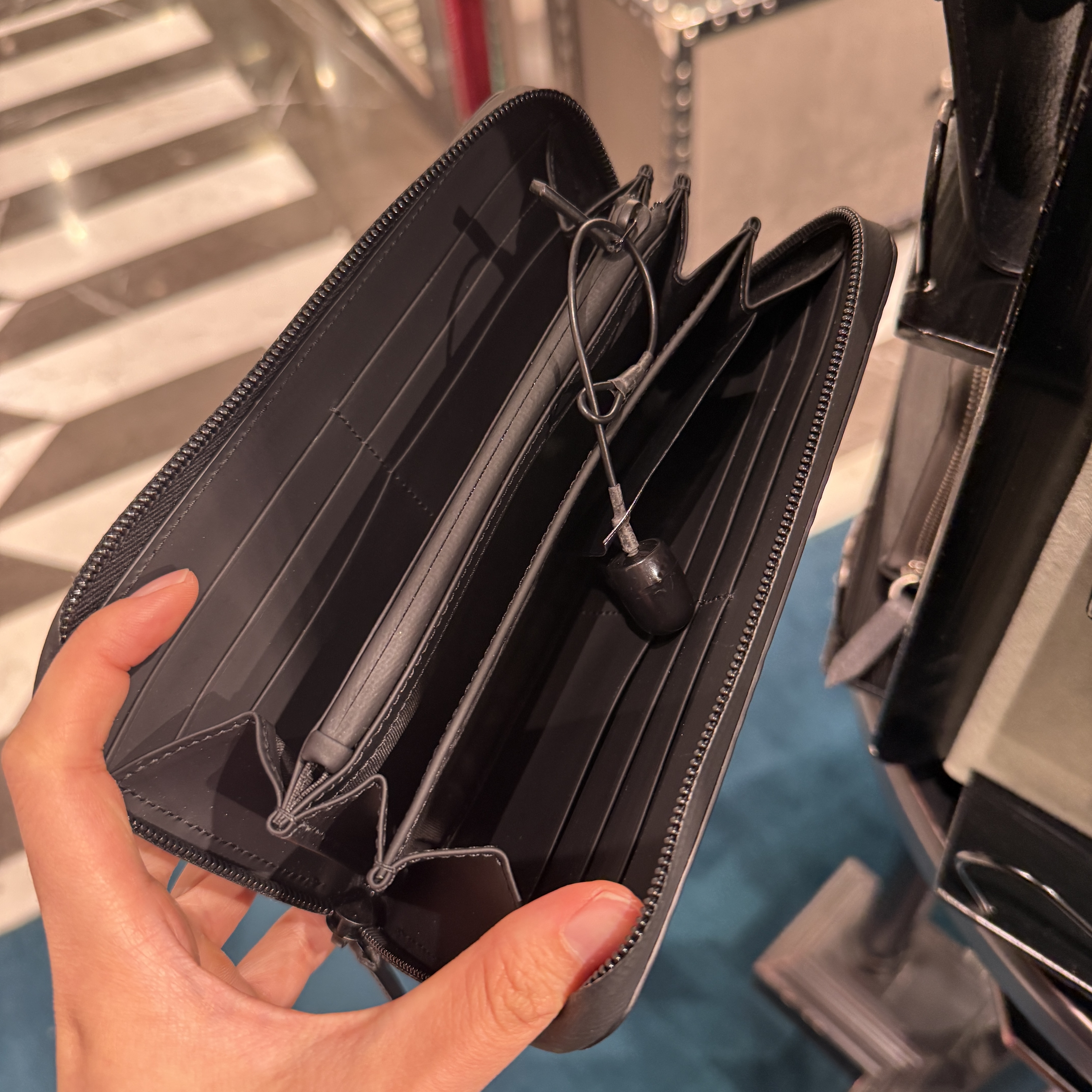 Gucci GG Rubber-Effect zip long Wallet Black 771421