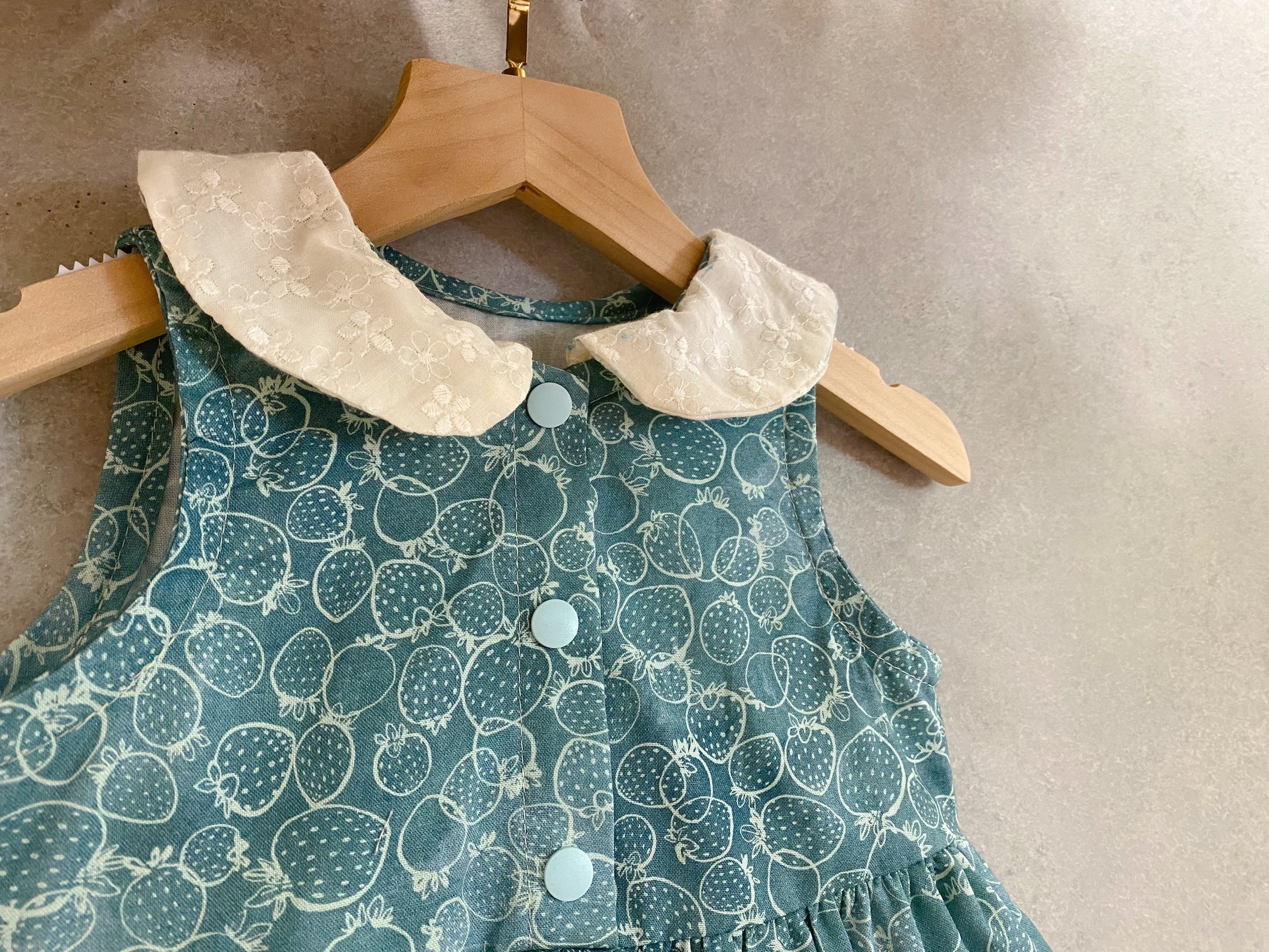 藍綠草莓 領口洋裝（80）