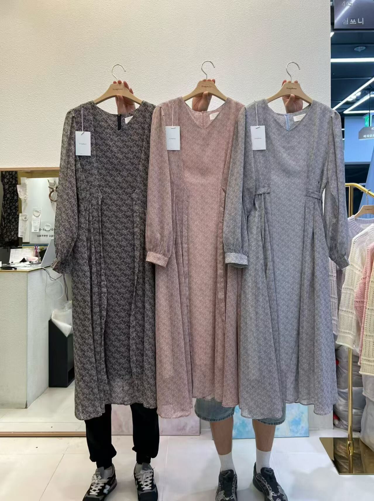 SY5119 碎花V領兩側壓褶連身裙