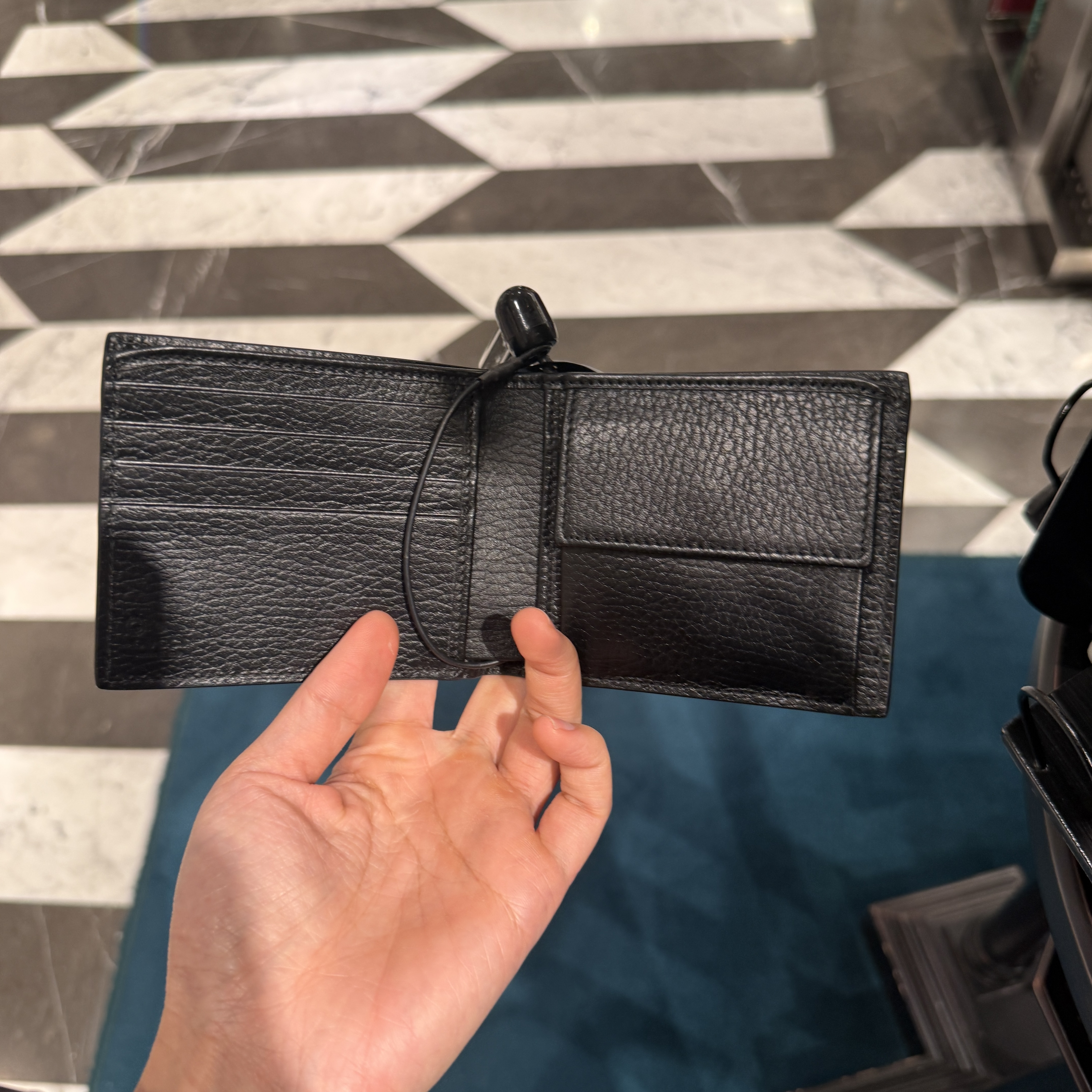 Gucci GG interlock Dollar Calf bi-fold Wallet Black 610466