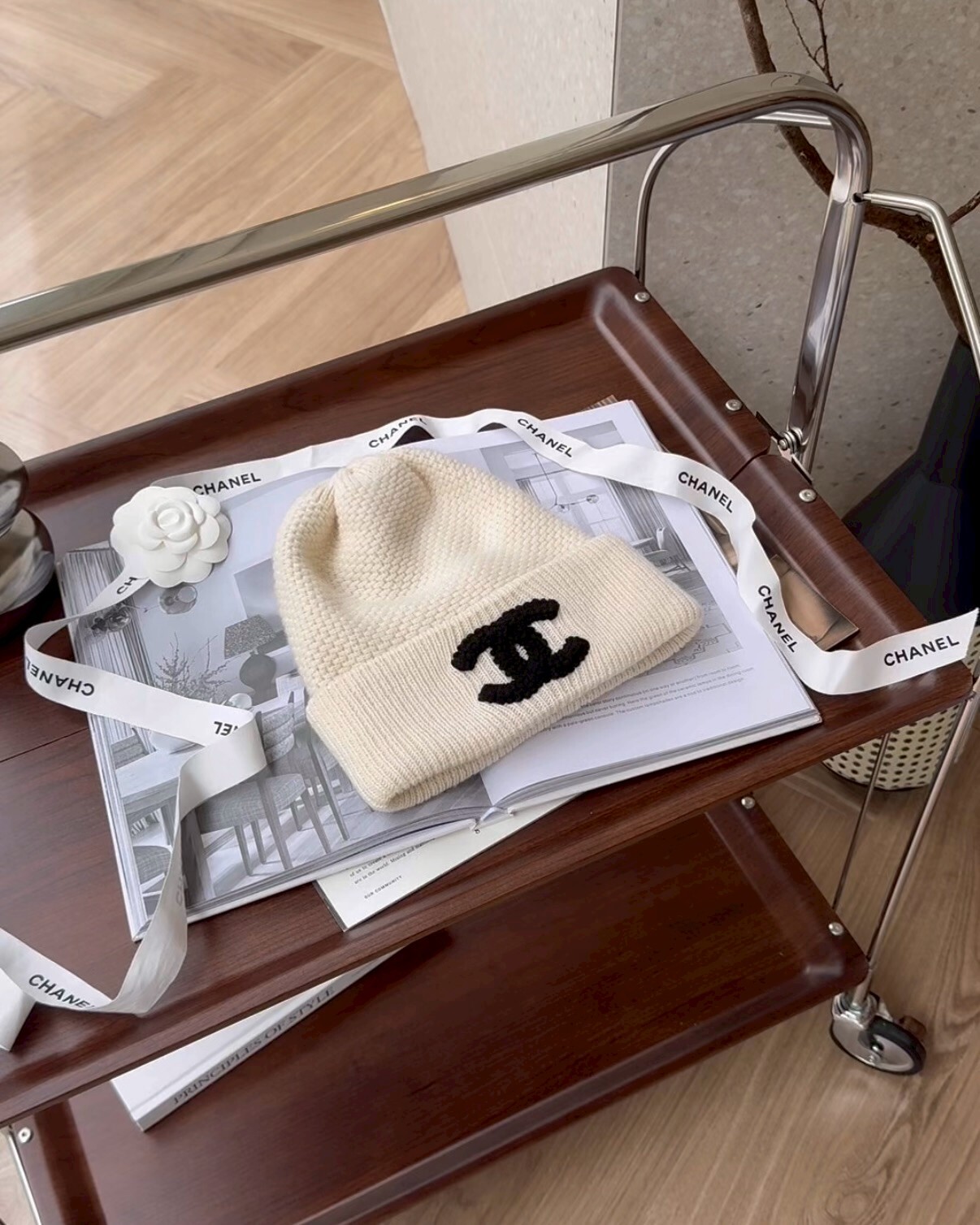 CHANEL｜24B 白底黑LOGO 毛帽