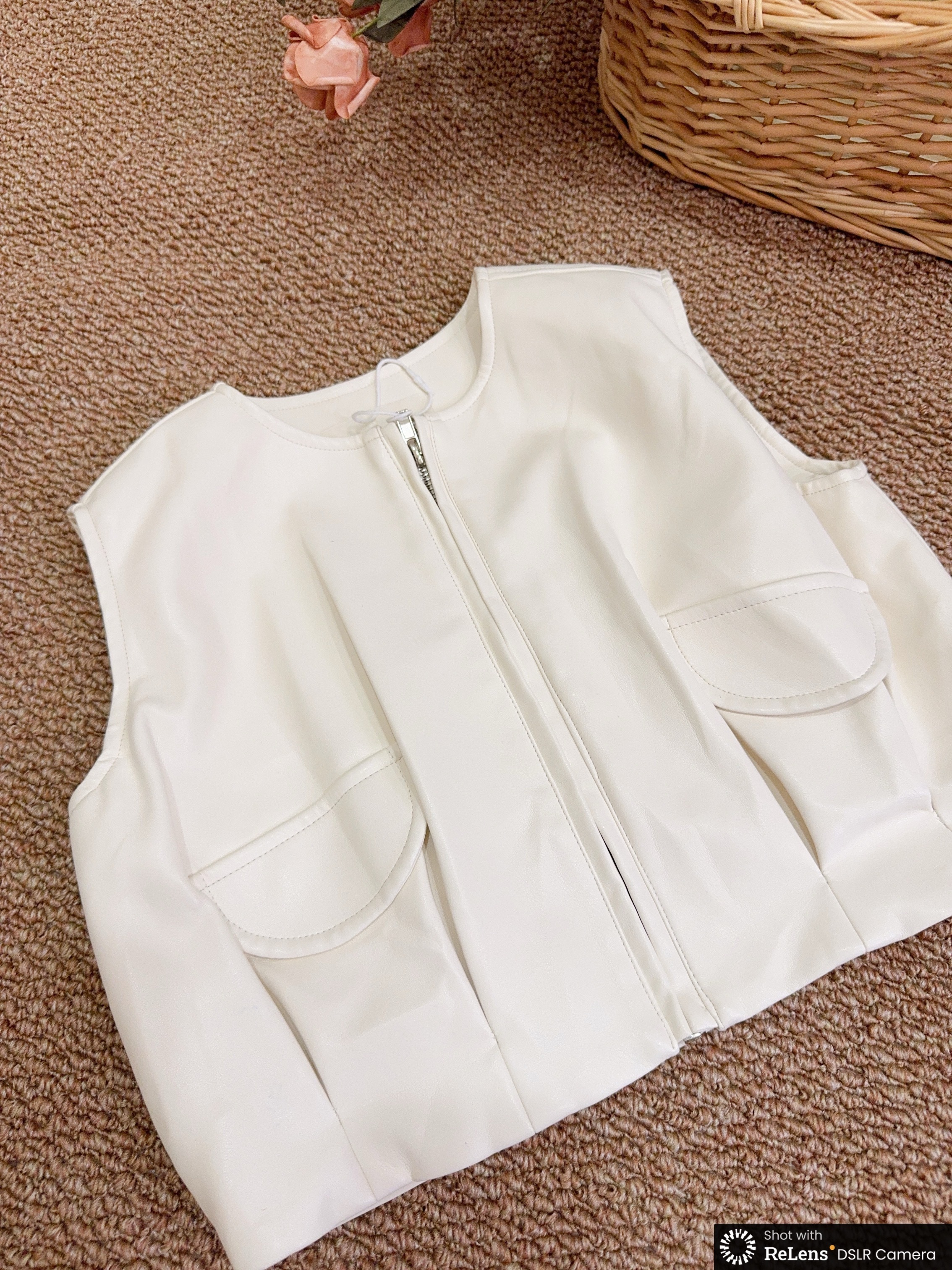 NY25216杏白質感皮背心d46