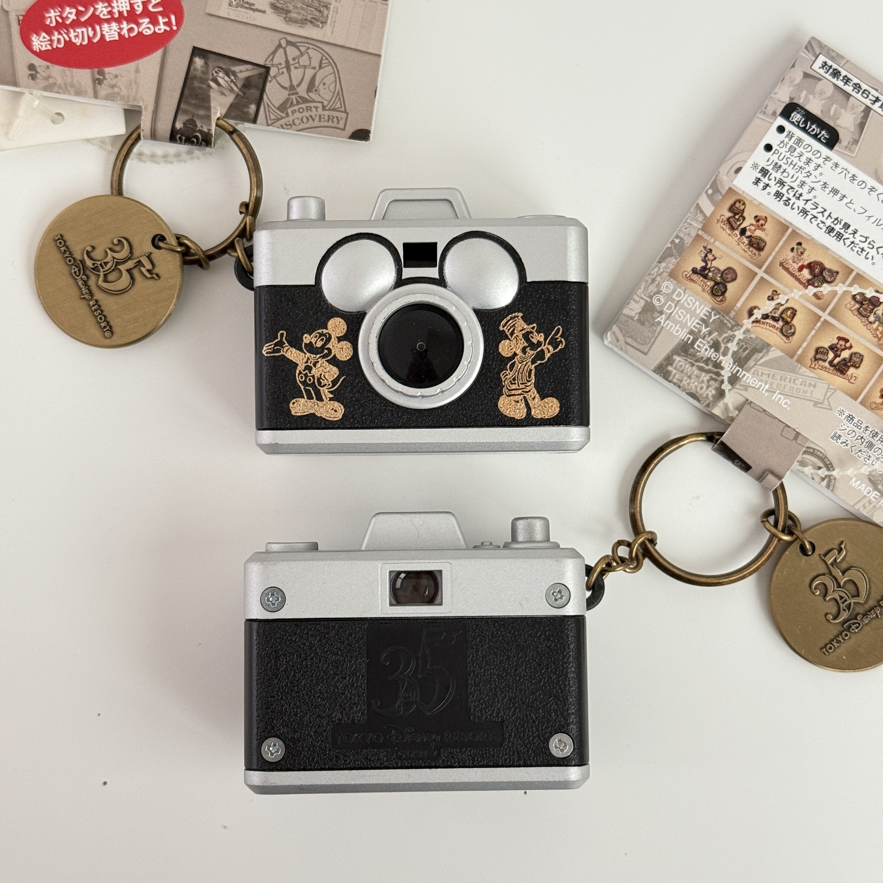 現貨┃日本 Disney 迪士尼 35週年 復古 米奇 照相機 幻燈片 幸運兔 奧斯華 吊飾 卡夾