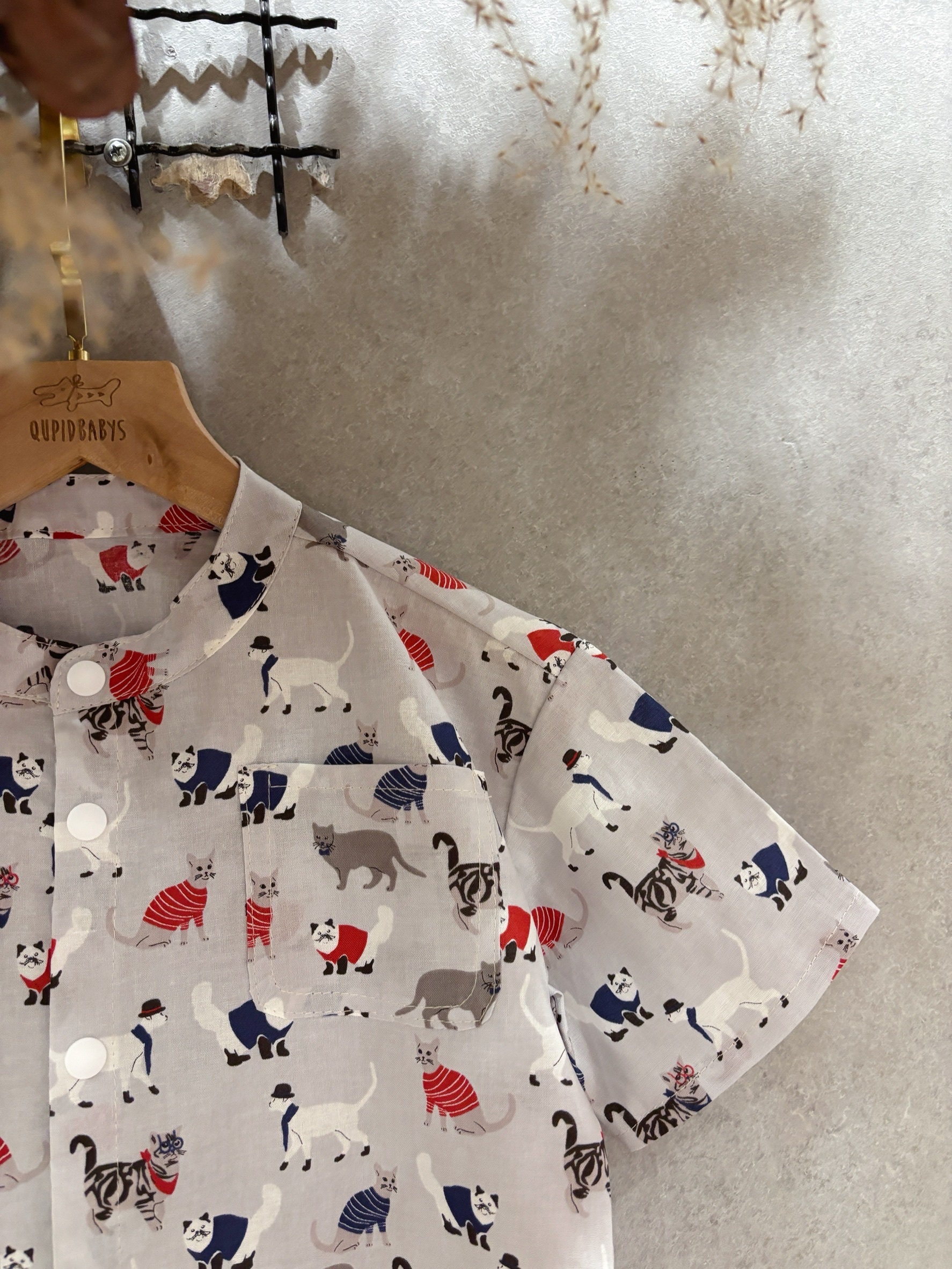 灰穿衣貓咪 圓領短袖襯衫（90）