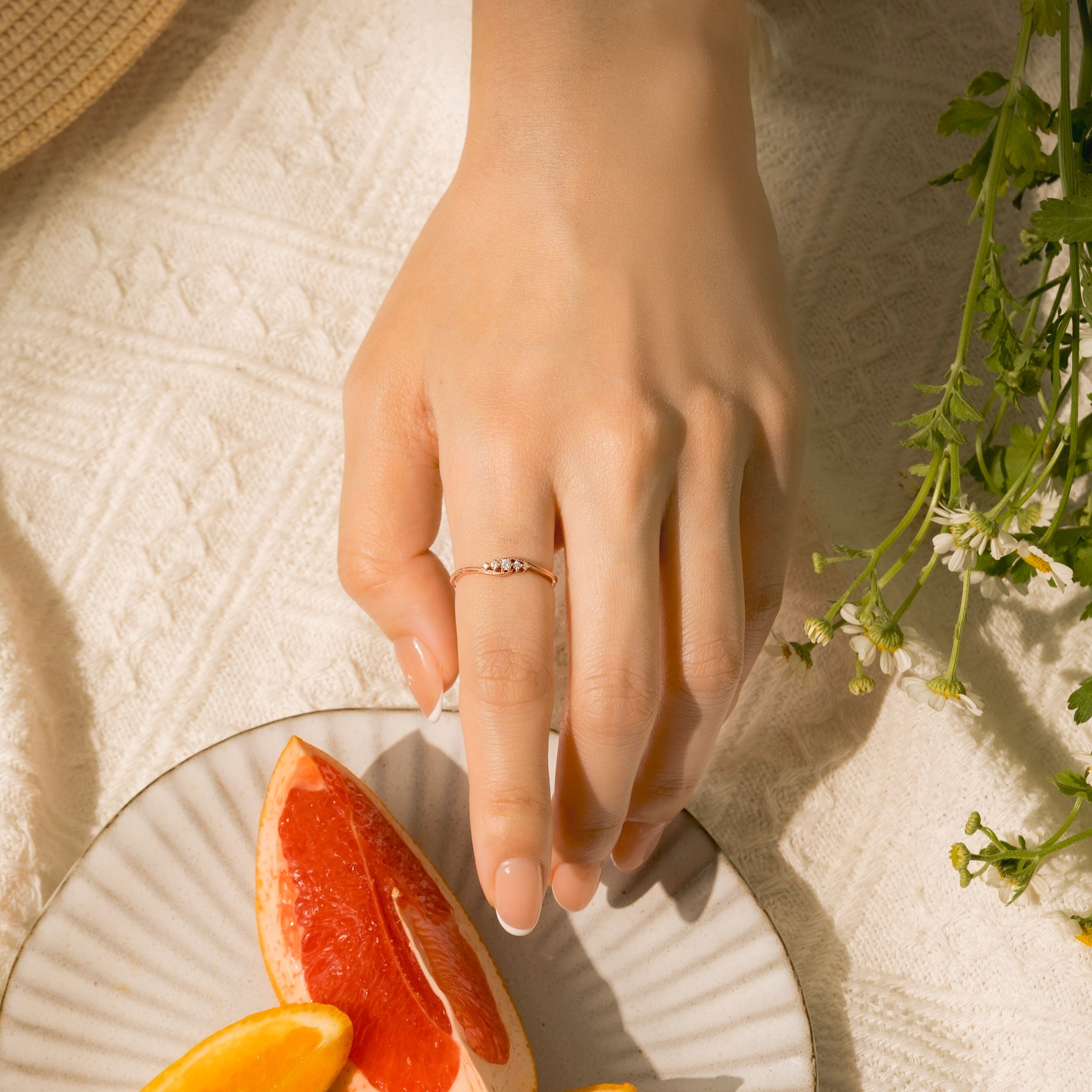 以純銀的線條與鋯石鑲嵌打造的優雅感輕珠寶戒指