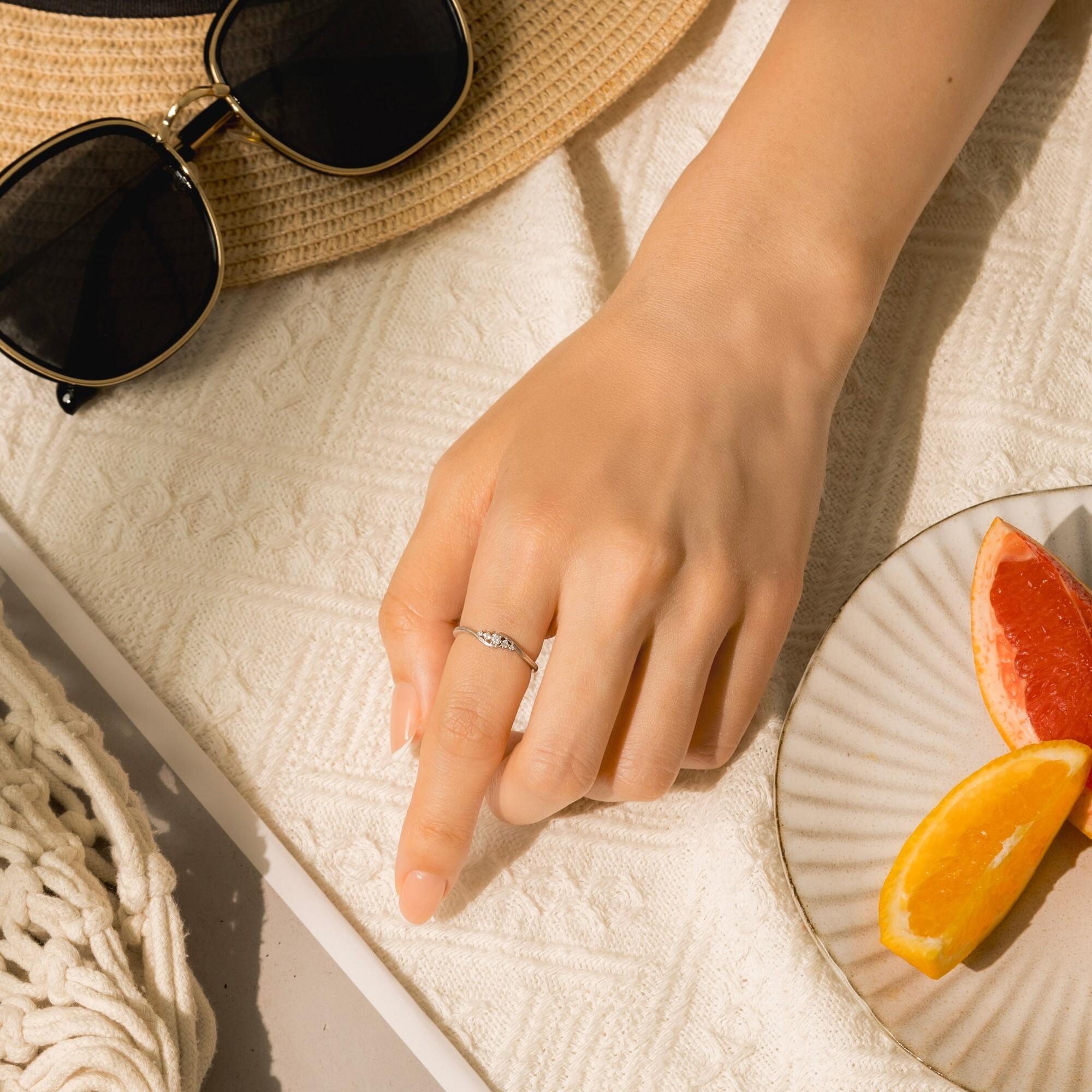 以純銀的線條與鋯石鑲嵌打造的優雅感輕珠寶戒指