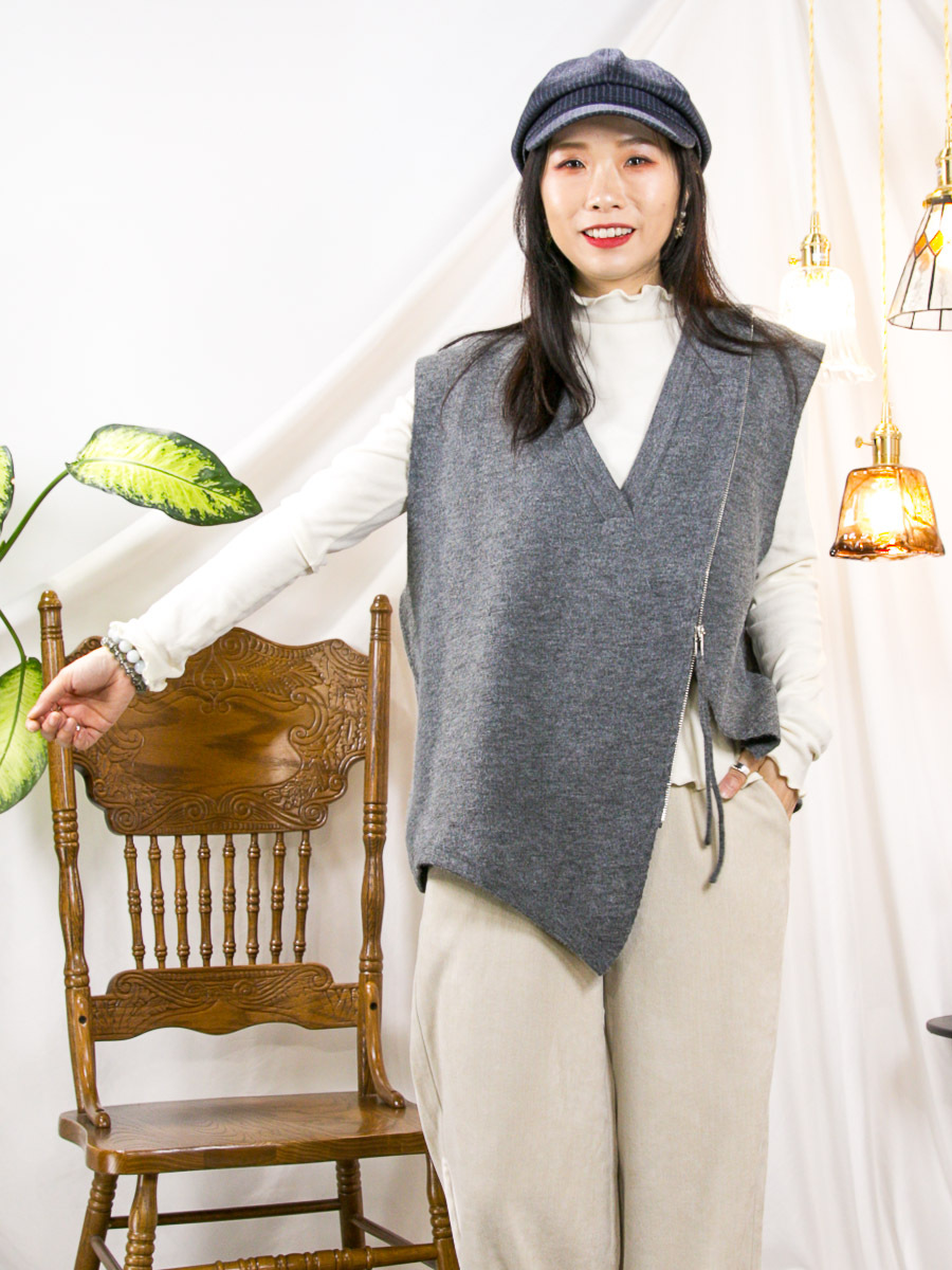 ⬇️開倉低至半價😱FINALSALE📣 前幅假拉鏈．V領毛毛冷料背心【不設退換】